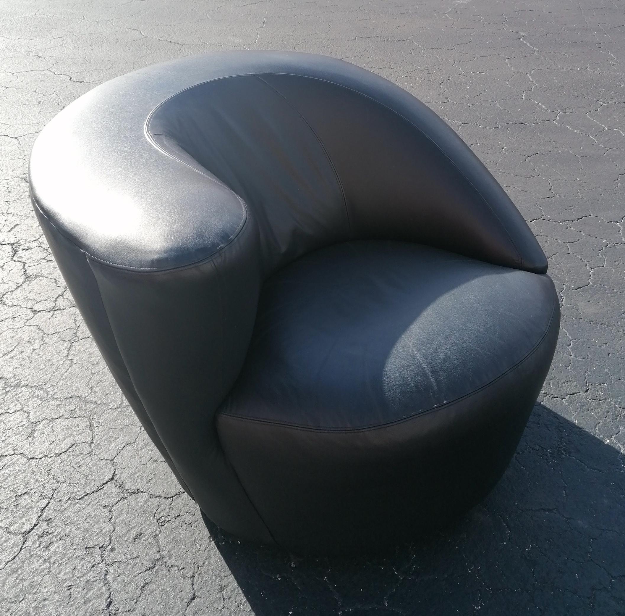 Pair of leather Vladimir Kagan for Directional 'Nautilus' lounge chairs 1970s For Sale 2