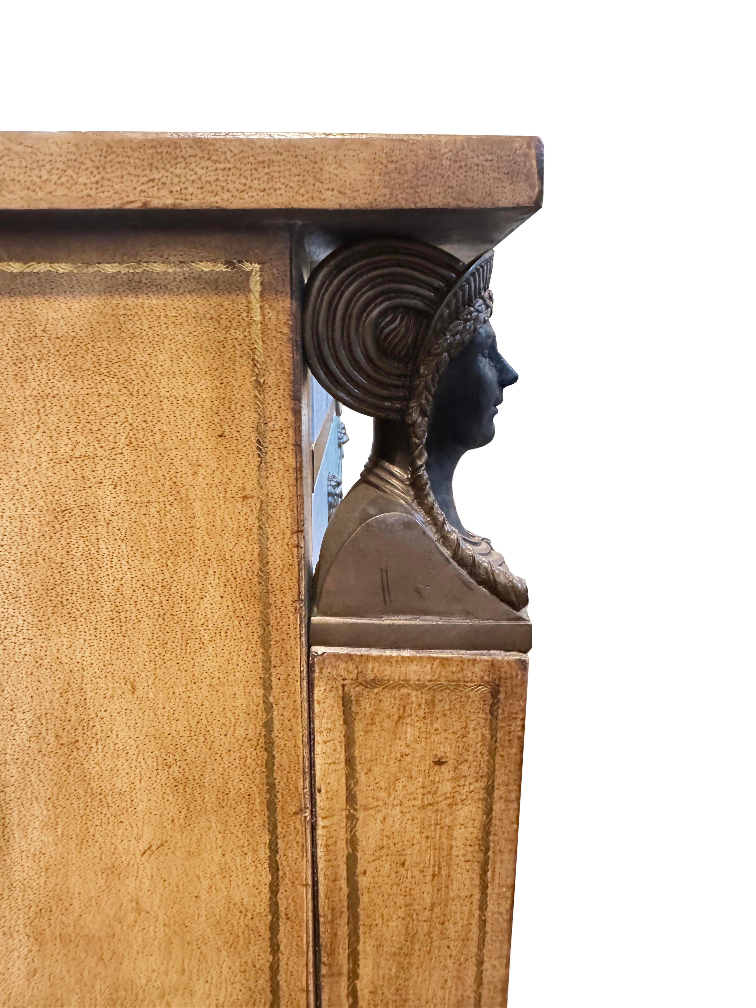 Coppia di cassapanche rivestite in pelle con finitura personalizzata in vendita 4