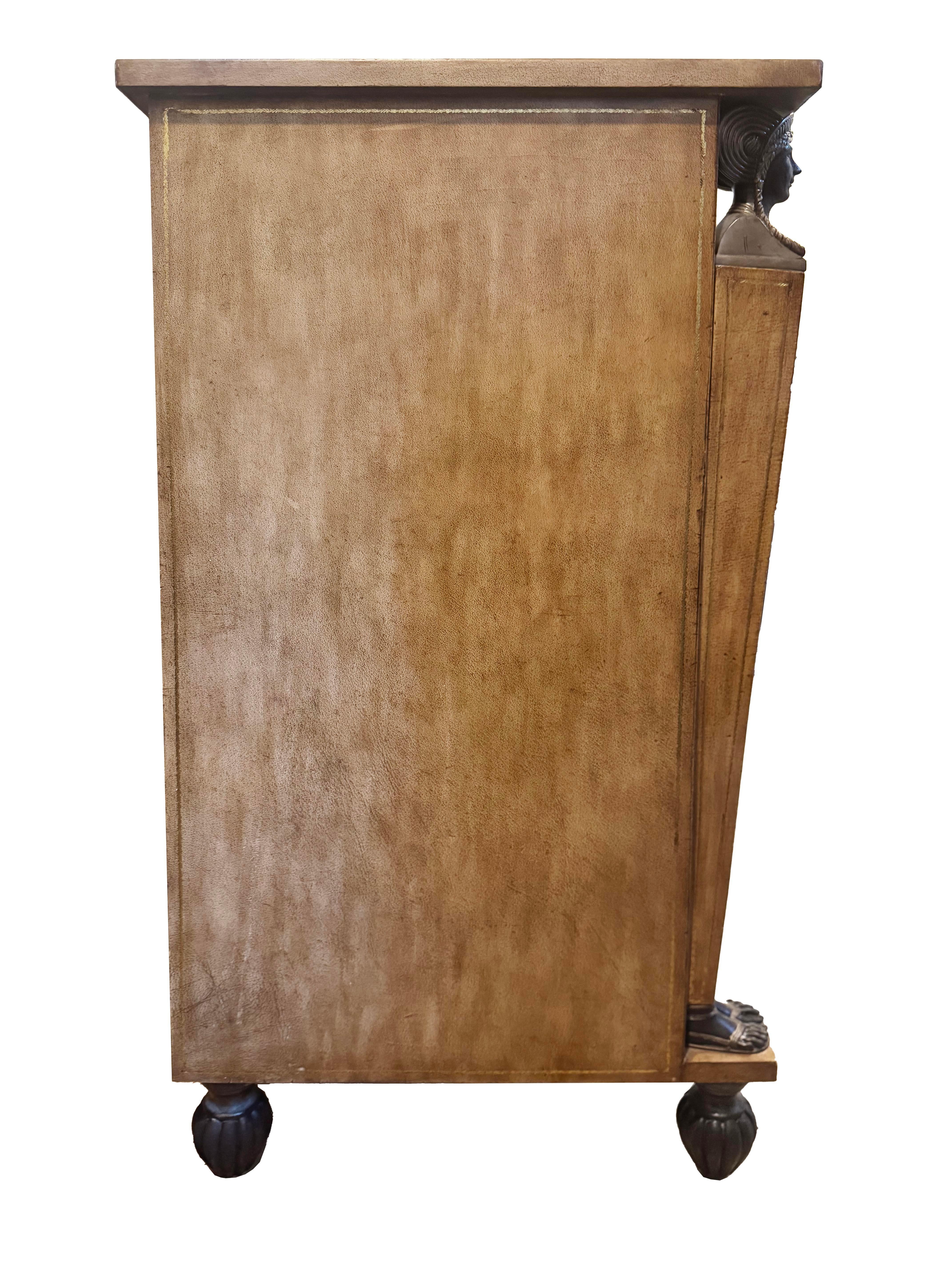 XX secolo Coppia di cassapanche rivestite in pelle con finitura personalizzata in vendita