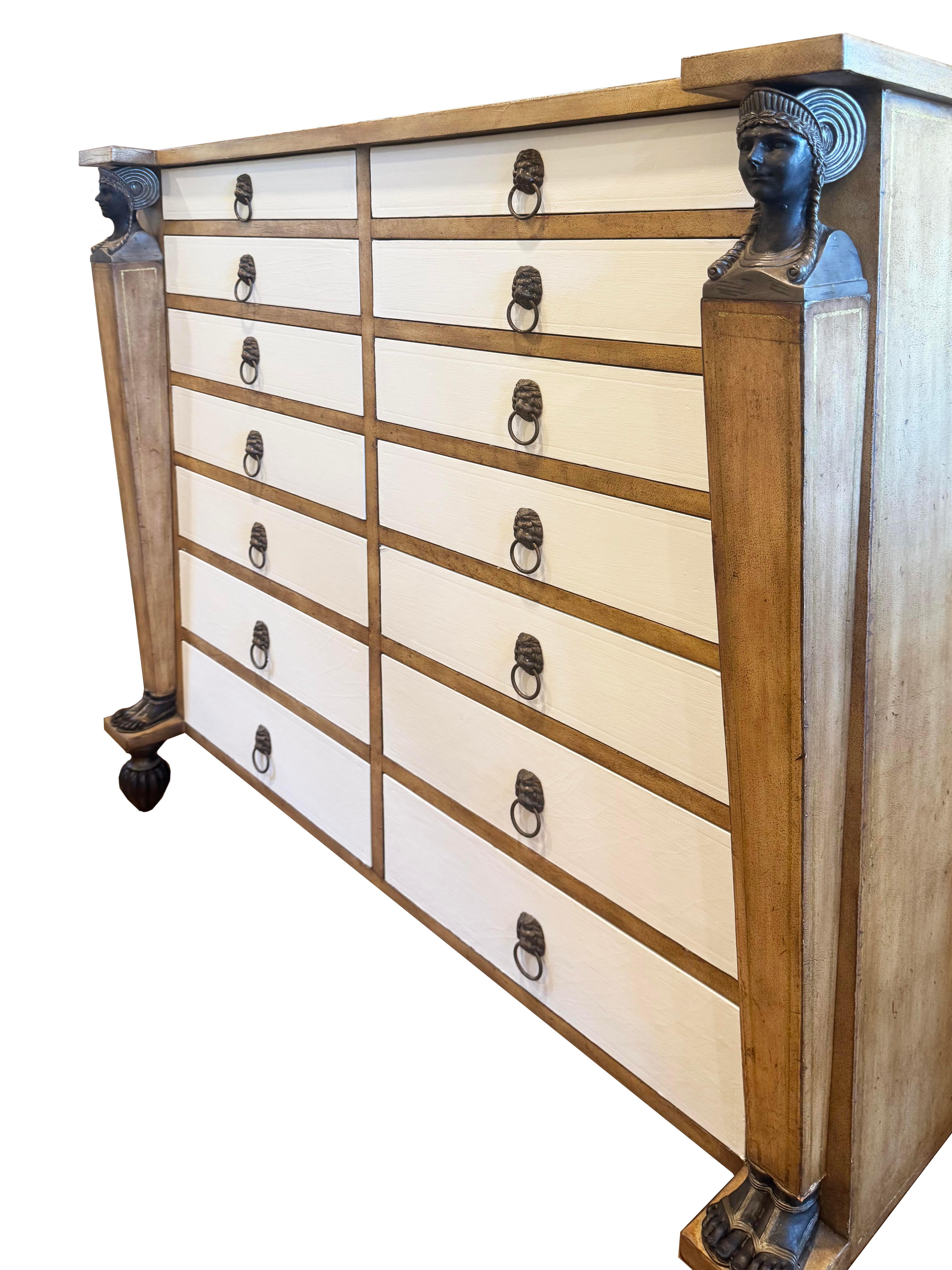 Coppia di cassapanche rivestite in pelle con finitura personalizzata in vendita 1