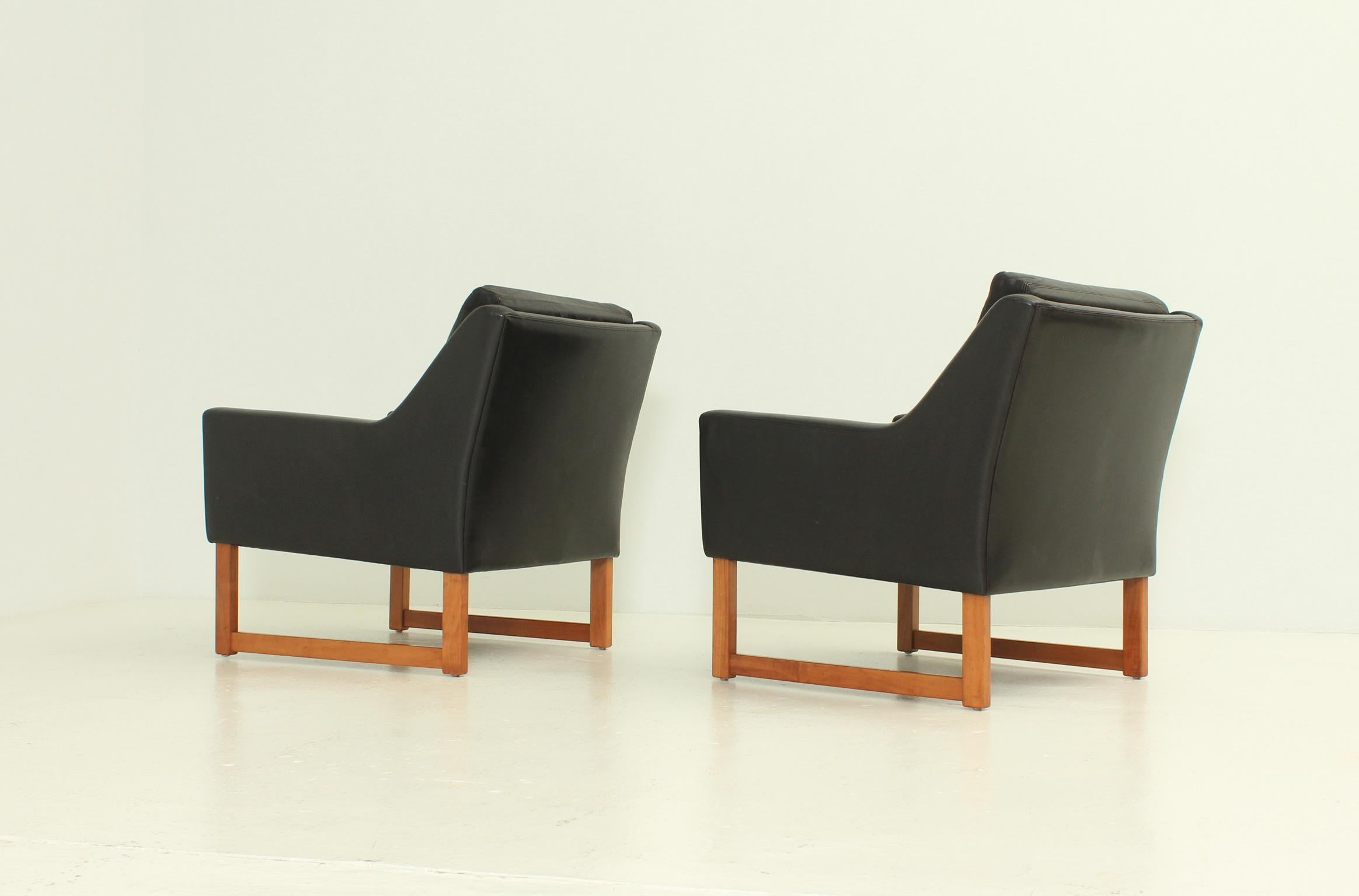 Pair of Leather Armchairs by Rudolf Bernd Glatzel for Kill International For Sale 5