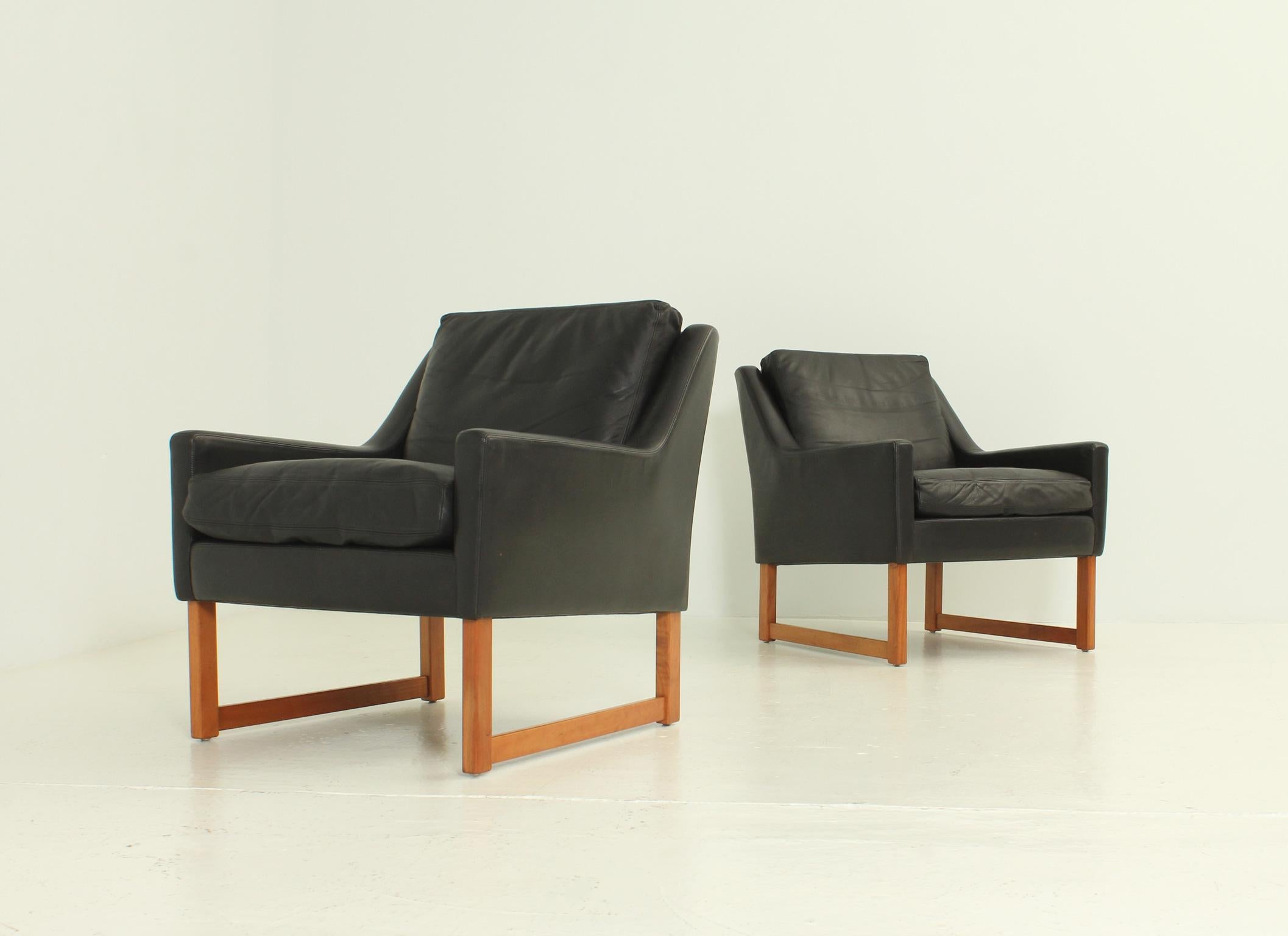 Pair of Leather Armchairs by Rudolf Bernd Glatzel for Kill International For Sale 6