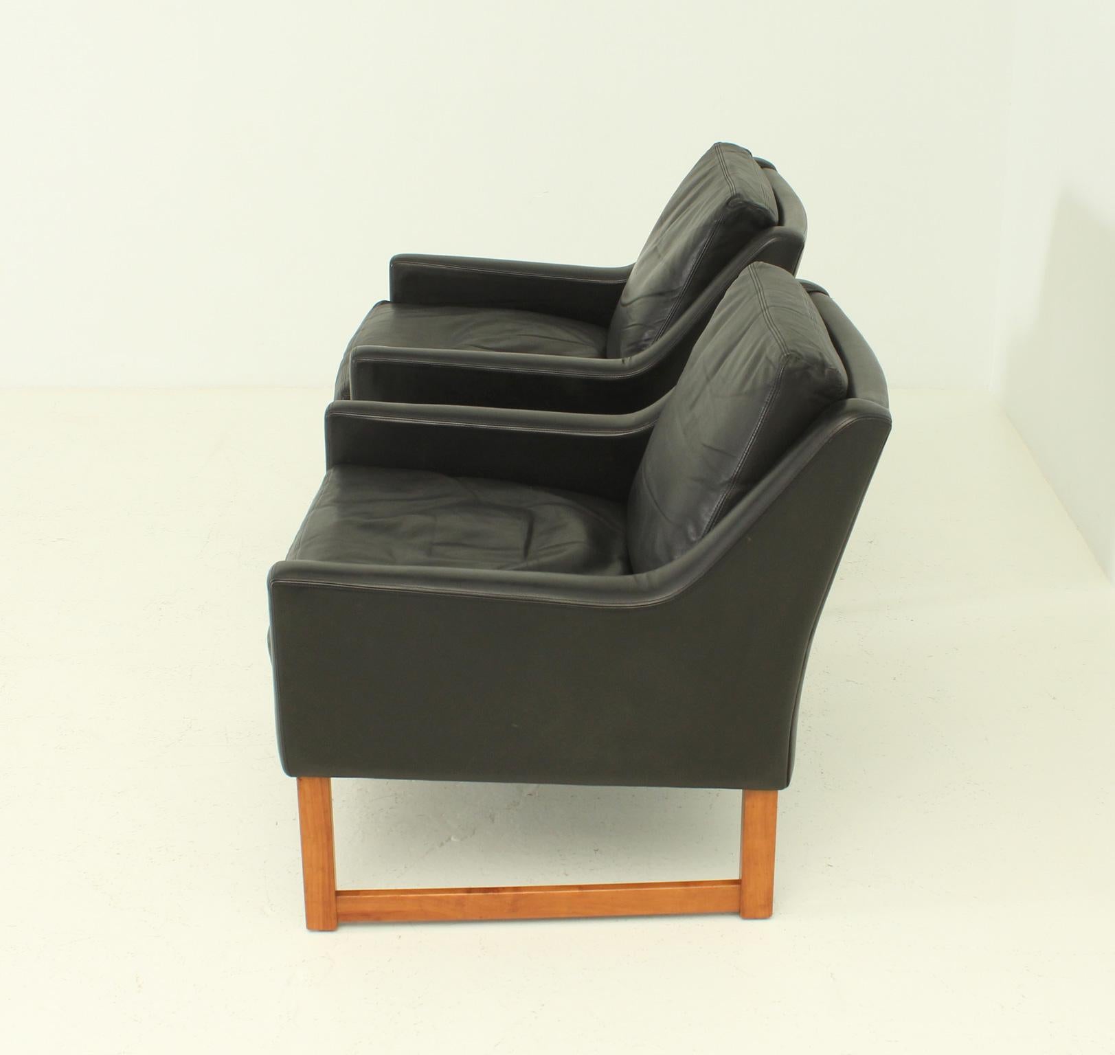 Mid-Century Modern Pair of Leather Armchairs by Rudolf Bernd Glatzel for Kill International For Sale