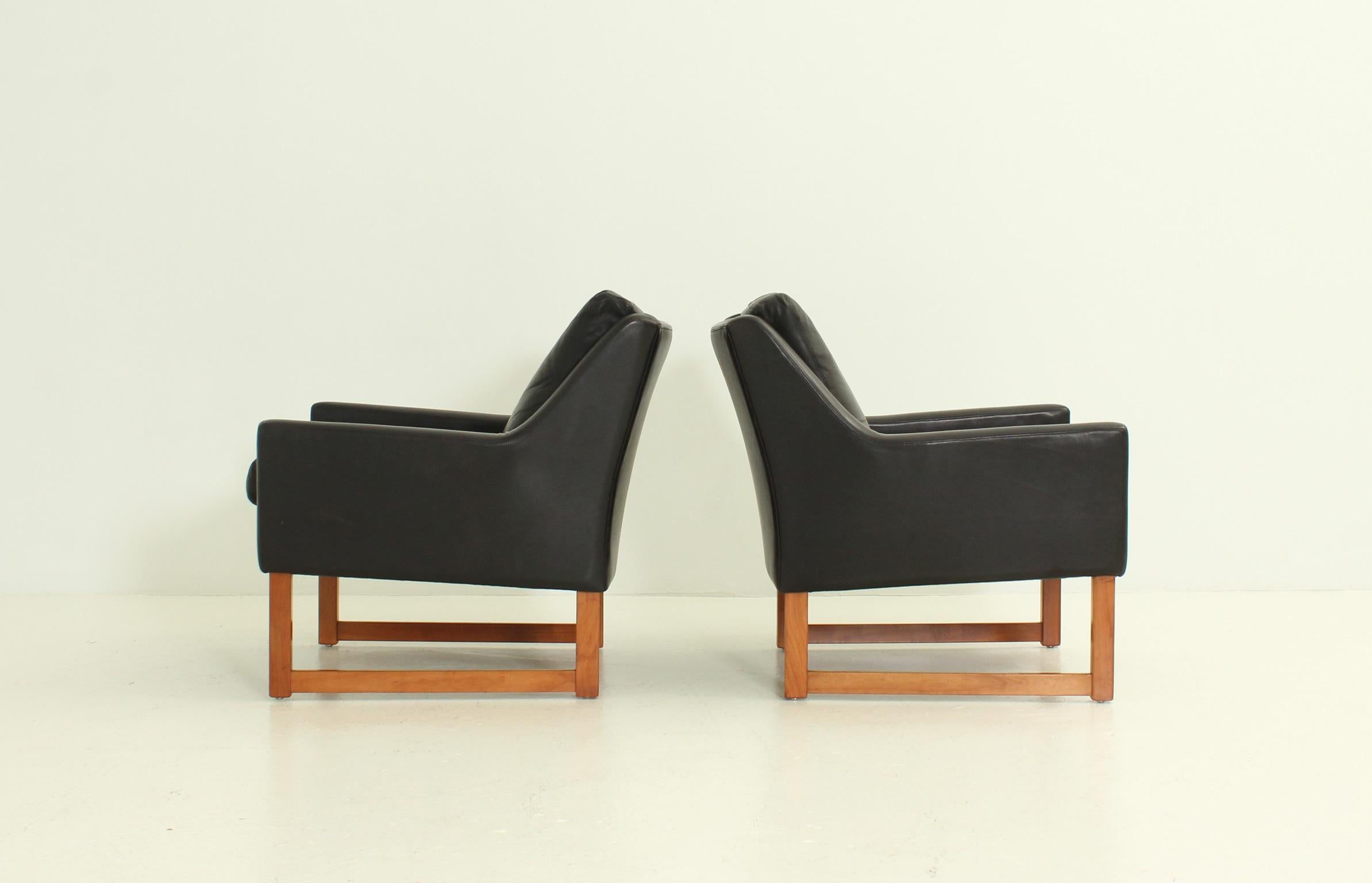 German Pair of Leather Armchairs by Rudolf Bernd Glatzel for Kill International For Sale