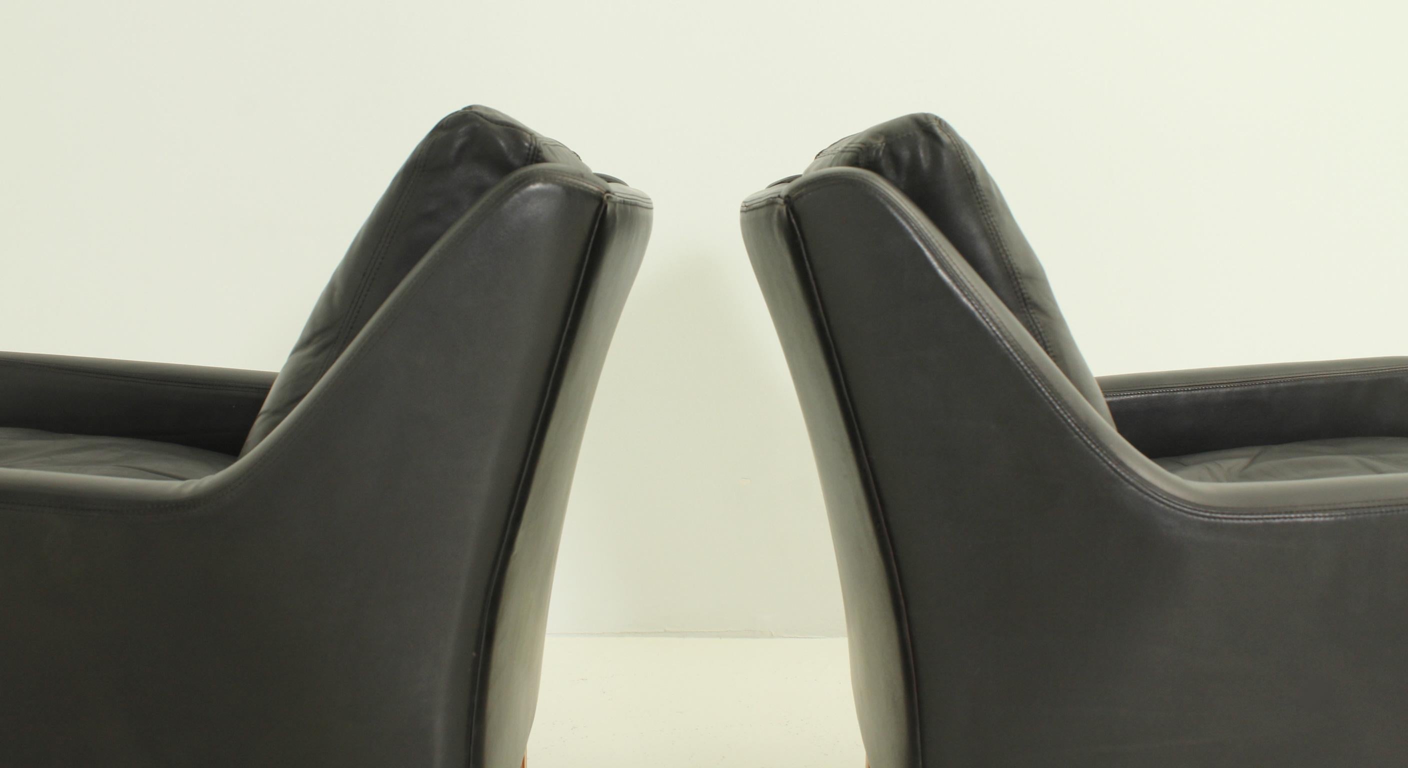Pair of Leather Armchairs by Rudolf Bernd Glatzel for Kill International In Good Condition For Sale In Barcelona, ES