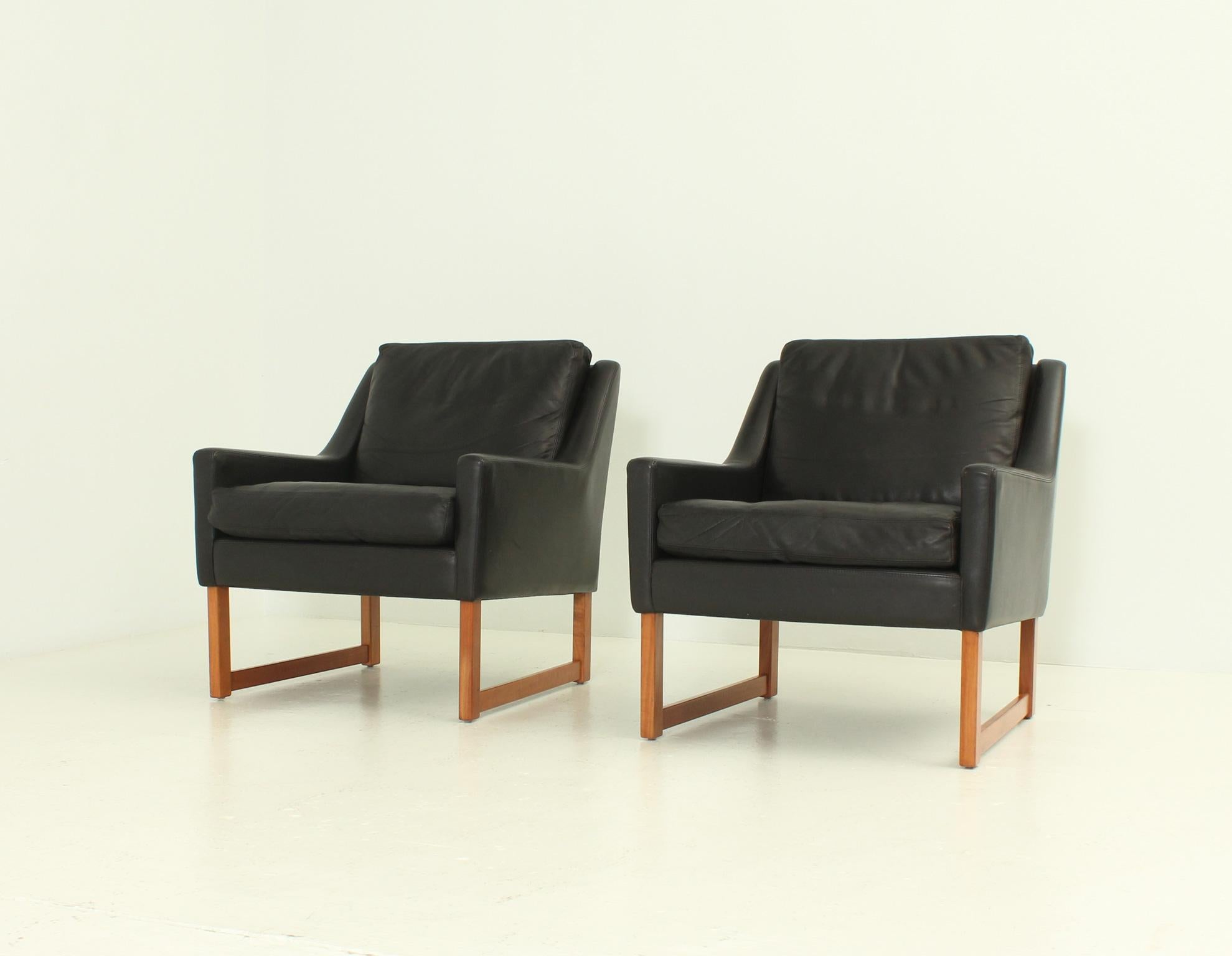 Pair of Leather Armchairs by Rudolf Bernd Glatzel for Kill International For Sale 1