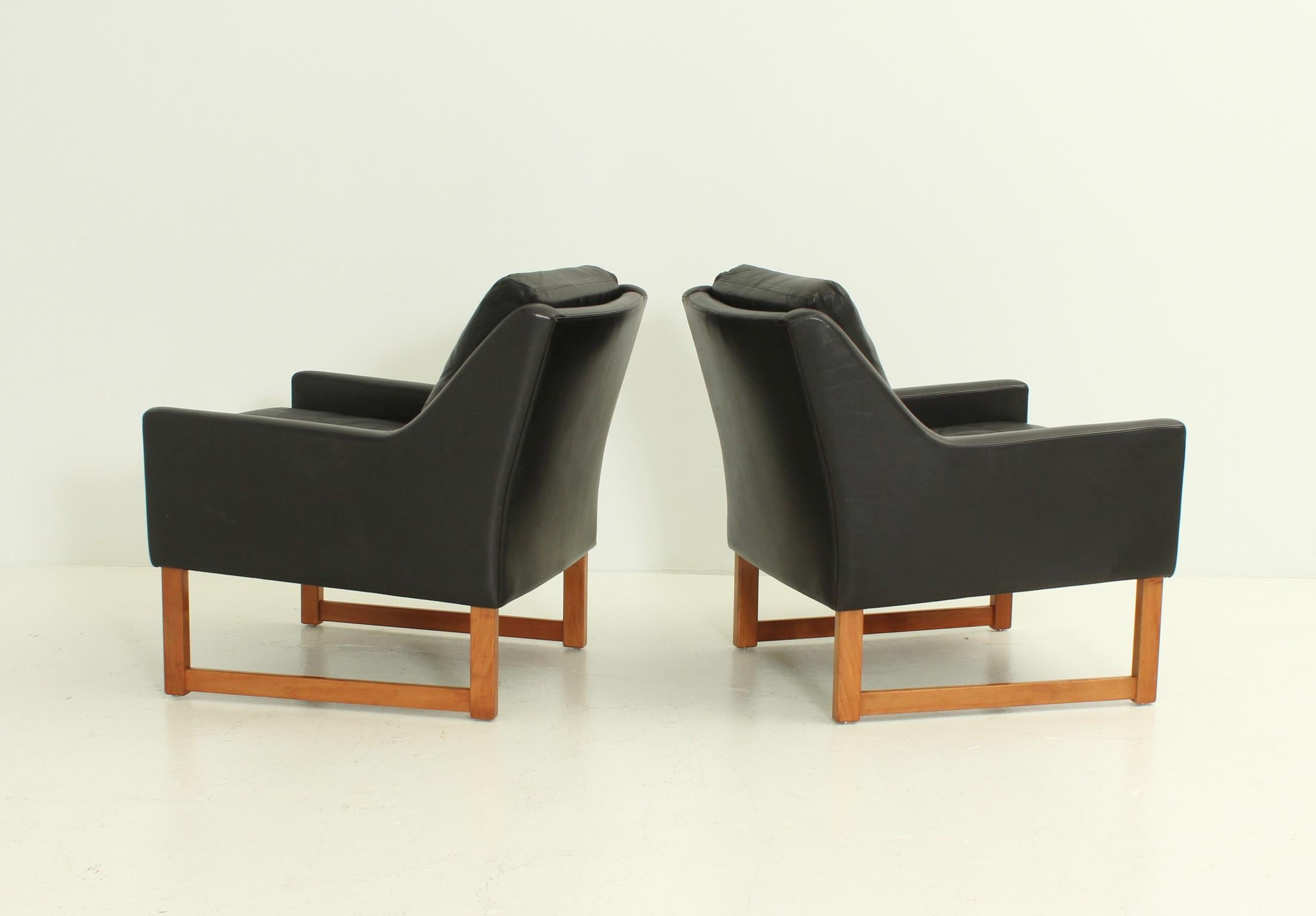 Pair of Leather Armchairs by Rudolf Bernd Glatzel for Kill International For Sale 2
