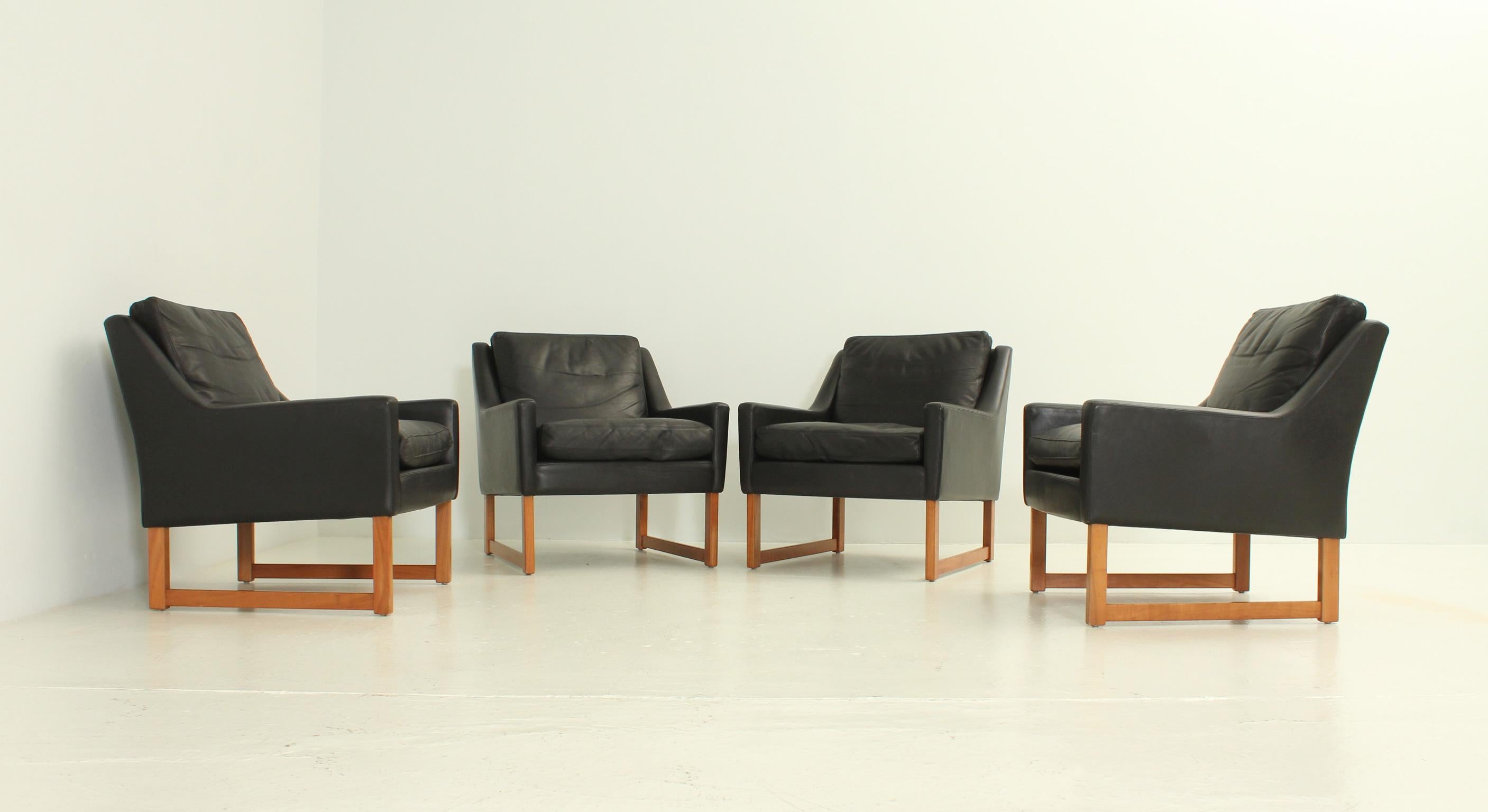 Pair of Leather Armchairs by Rudolf Bernd Glatzel for Kill International For Sale 3