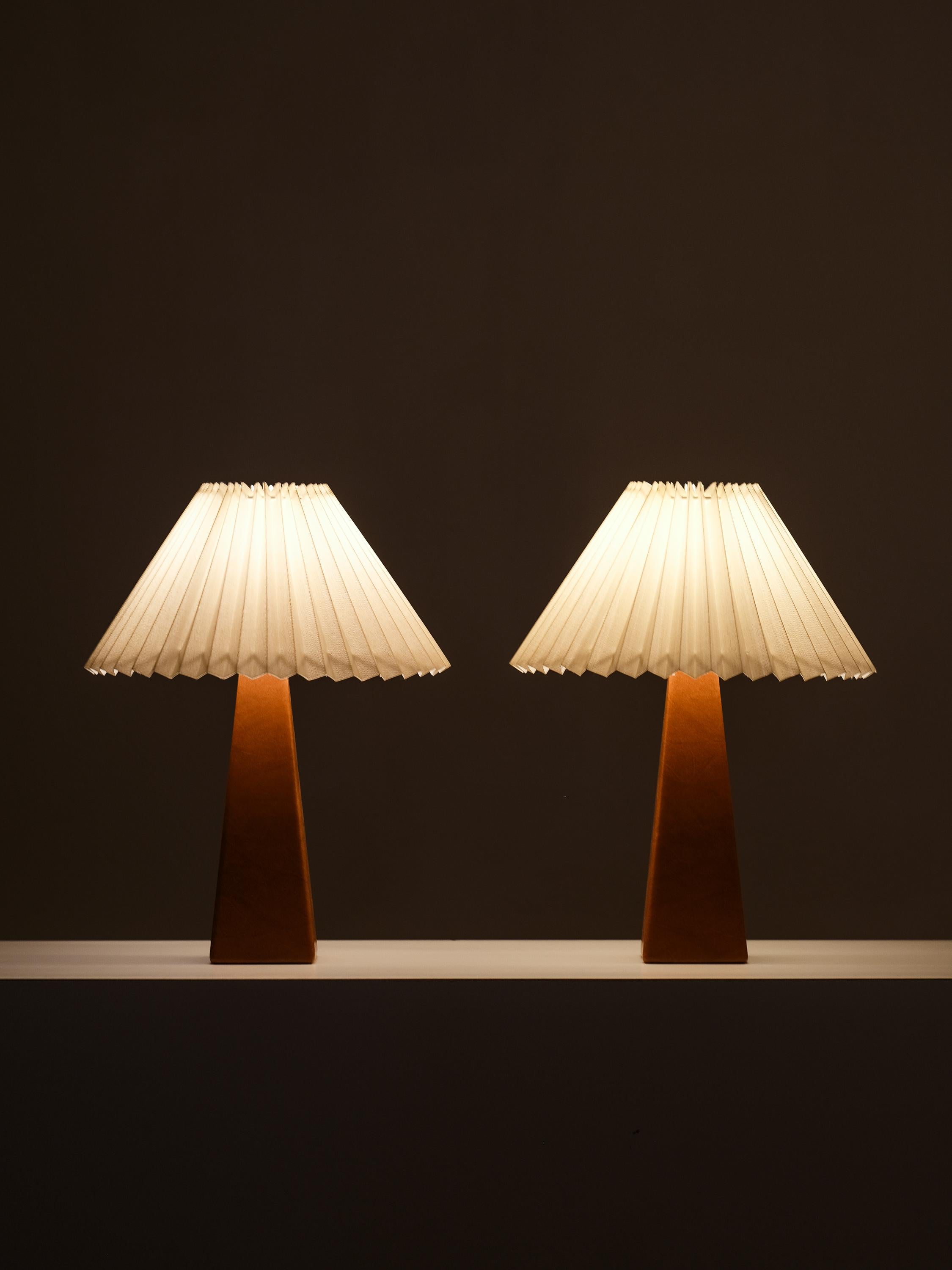 Coppia di lampade da tavolo in similpelle e ottone di Lisa Johansson-Pape per Orno, anni '60 in vendita 3