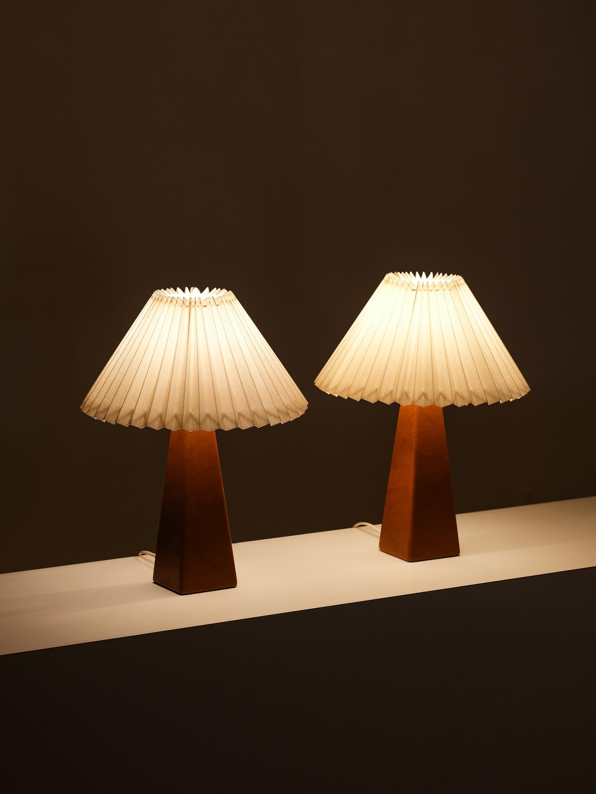 Coppia di lampade da tavolo in similpelle e ottone di Lisa Johansson-Pape per Orno, anni '60 in vendita 4