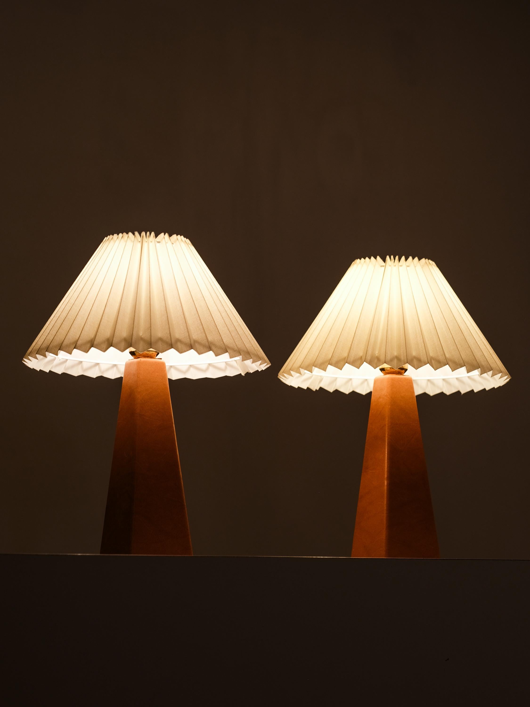 Coppia di lampade da tavolo in similpelle e ottone di Lisa Johansson-Pape per Orno, anni '60 in vendita 5