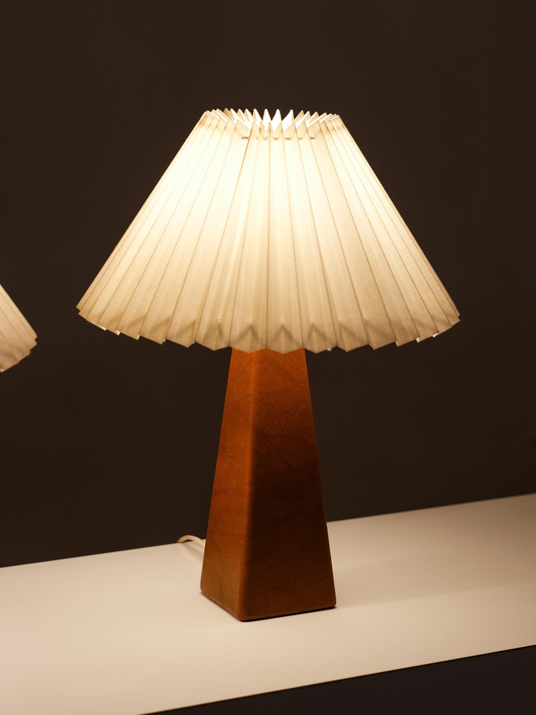 Coppia di lampade da tavolo in similpelle e ottone di Lisa Johansson-Pape per Orno, anni '60 in vendita 6