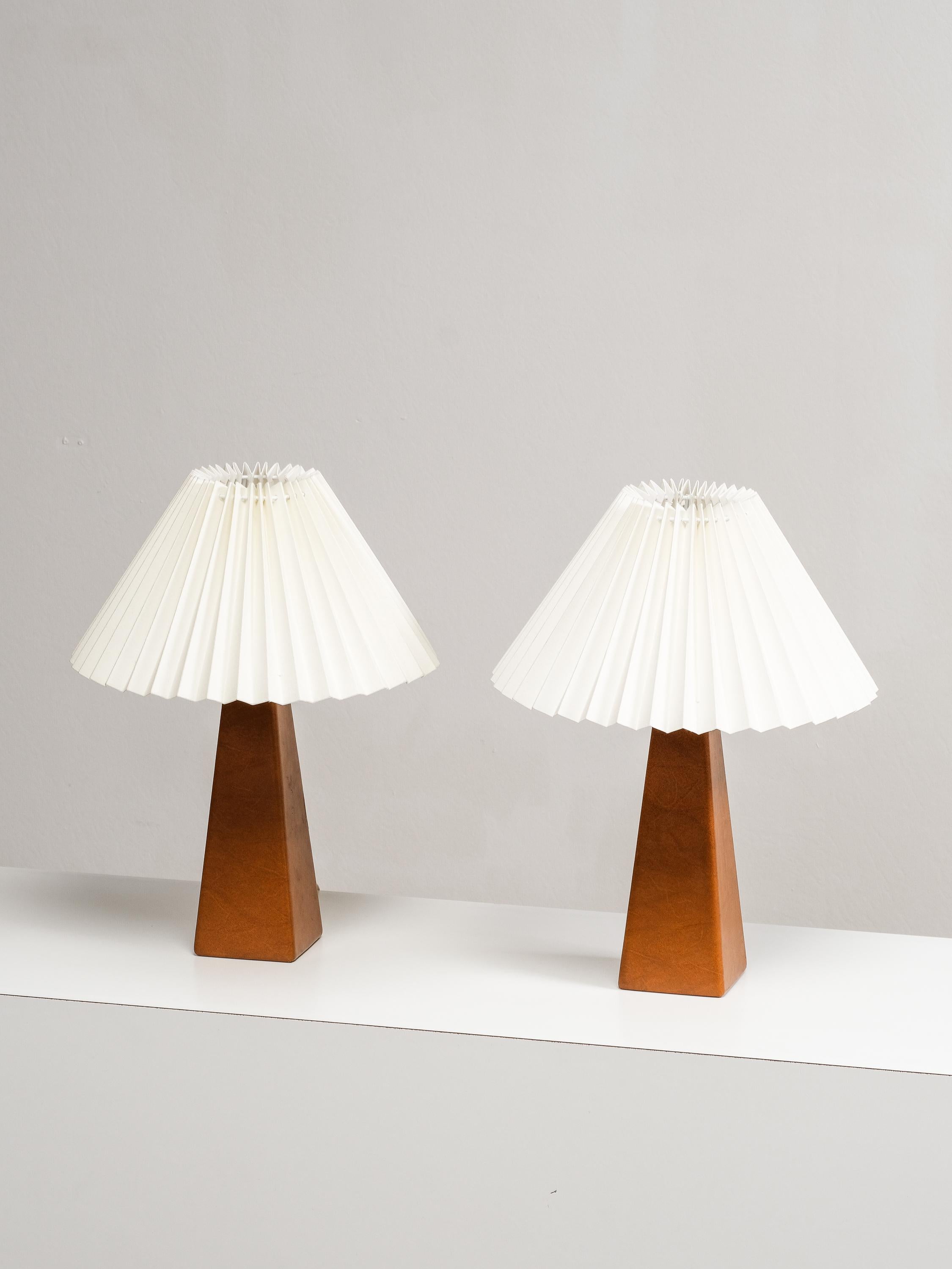 Scandinavo moderno Coppia di lampade da tavolo in similpelle e ottone di Lisa Johansson-Pape per Orno, anni '60 in vendita