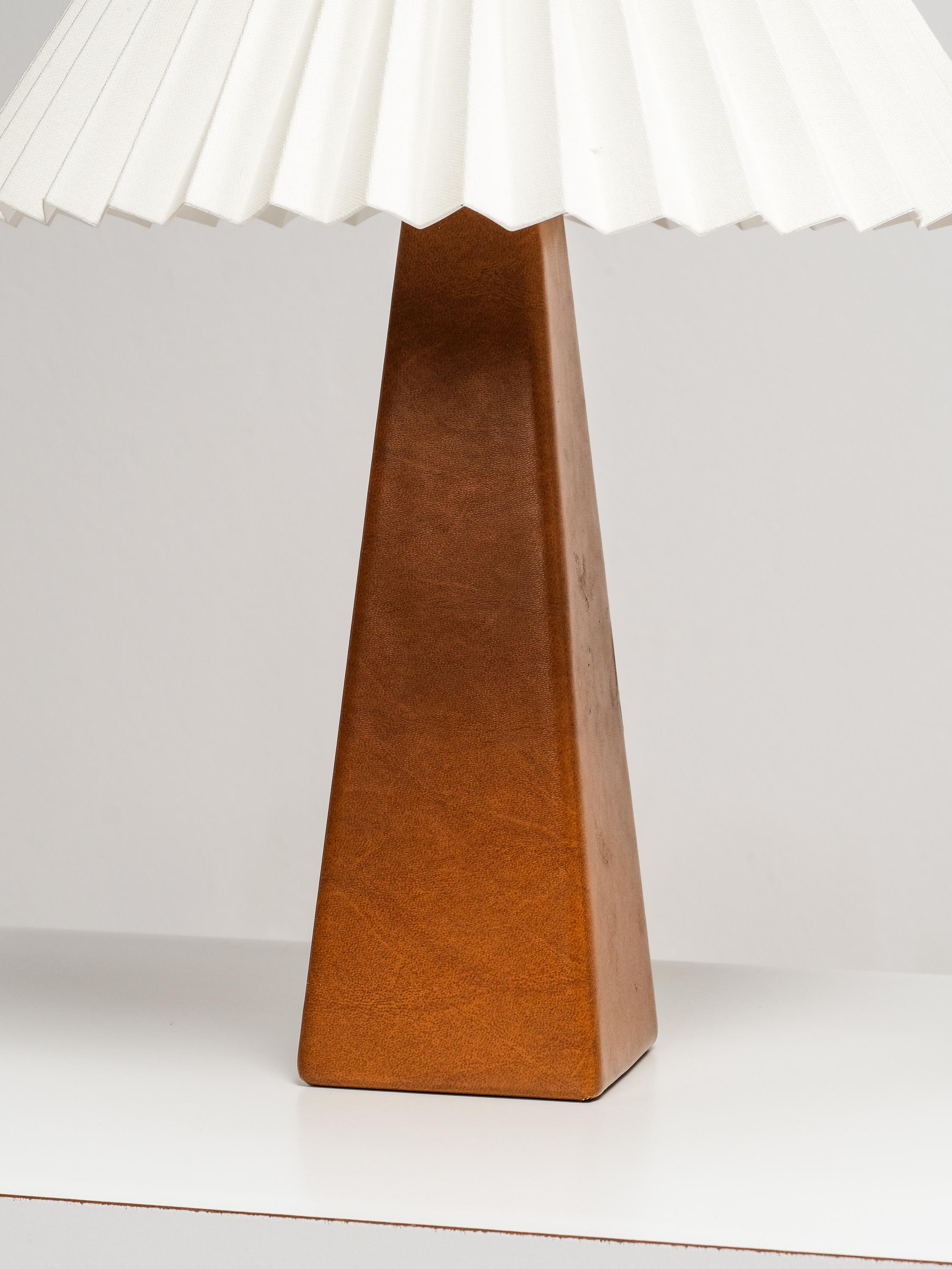 Coppia di lampade da tavolo in similpelle e ottone di Lisa Johansson-Pape per Orno, anni '60 In condizioni buone in vendita a Karis, Nyland