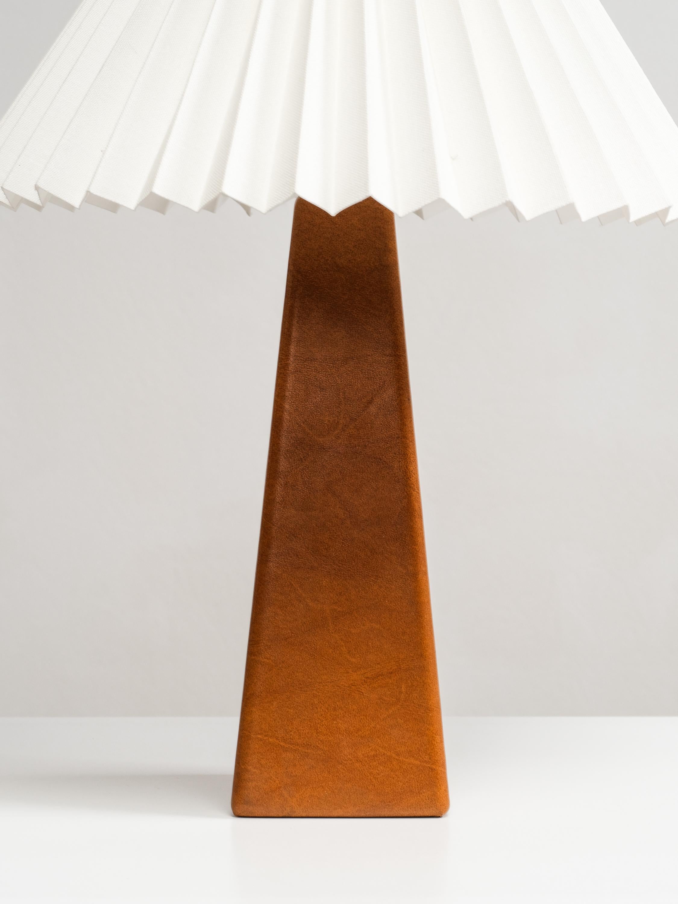 Metà XX secolo Coppia di lampade da tavolo in similpelle e ottone di Lisa Johansson-Pape per Orno, anni '60 in vendita