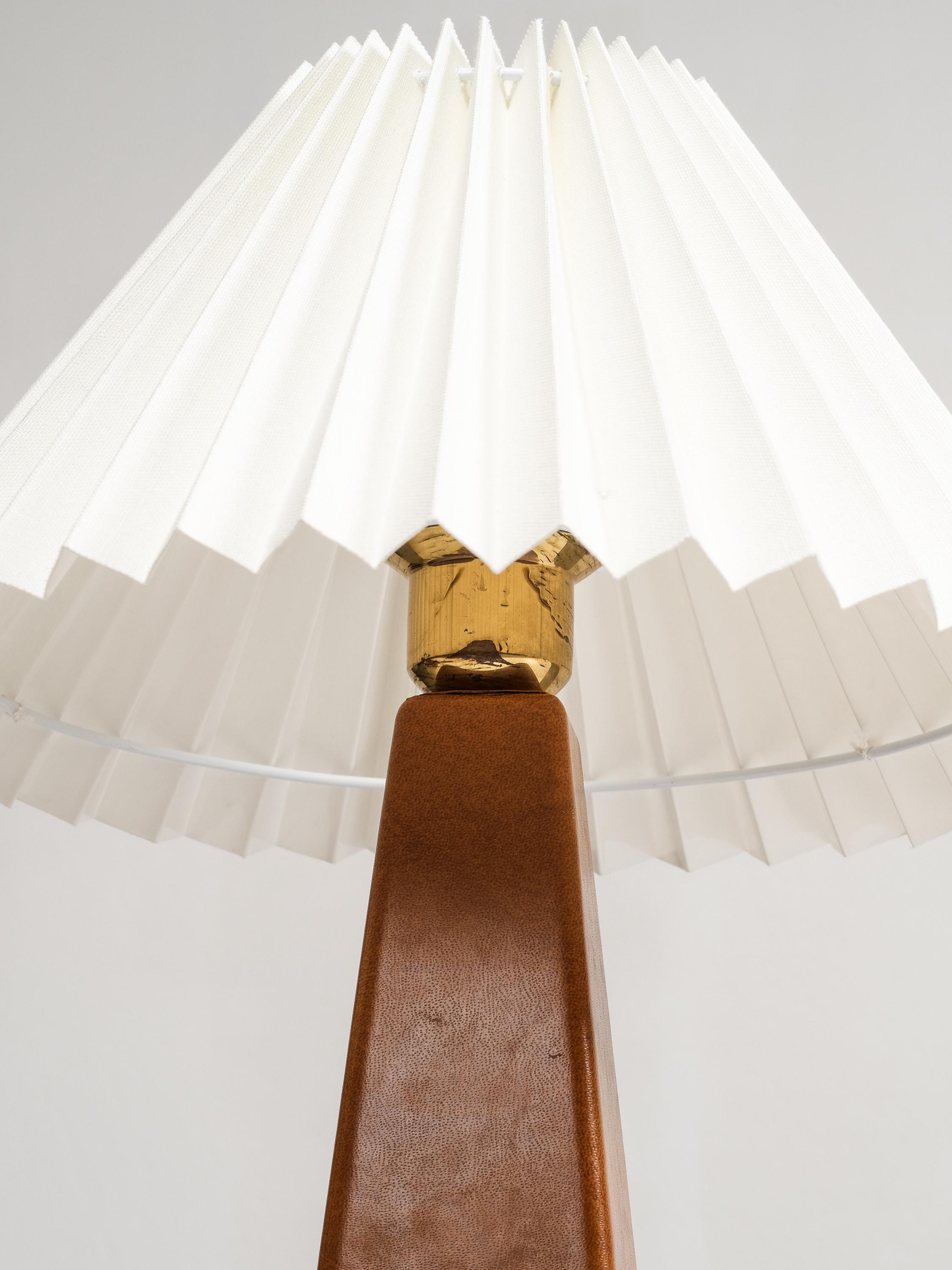 Ottone Coppia di lampade da tavolo in similpelle e ottone di Lisa Johansson-Pape per Orno, anni '60 in vendita
