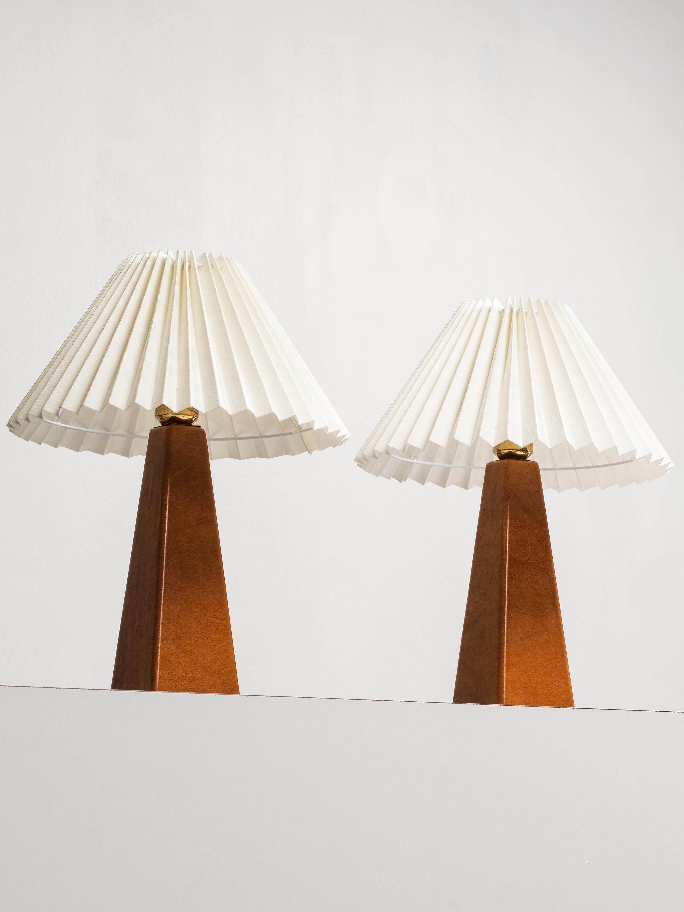 Coppia di lampade da tavolo in similpelle e ottone di Lisa Johansson-Pape per Orno, anni '60 in vendita 1