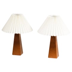 Paire de lampes de bureau en similicuir et laiton de Lisa Johansson-Pape pour Orno, années 1960