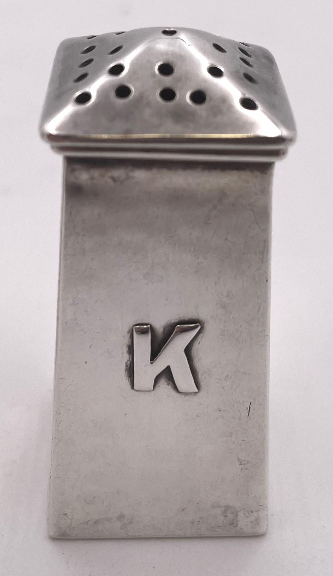 Arts and Crafts Pair of Lebolt Sterling Silver Hammered Salt & Pepper Shakers Arts &Crafts Style in vendita