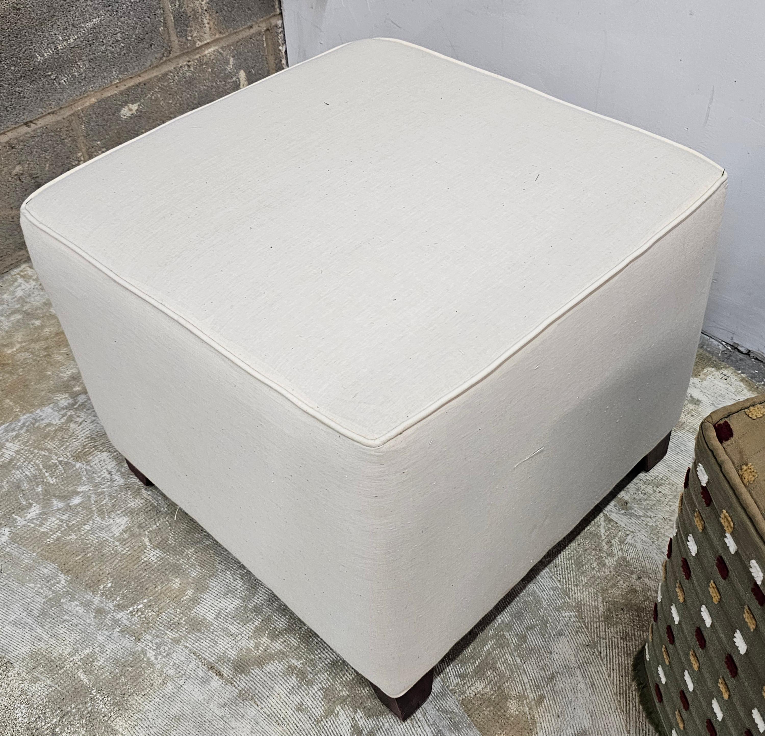 Ein Paar Contemporary-Ottomanen von Lee Industries (Polster) im Angebot