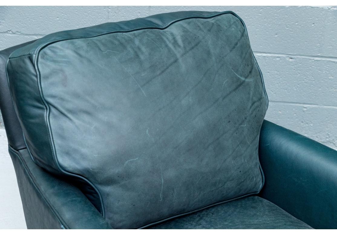 Paire de chaises longues pivotantes en cuir vert de Lee Industries en vente 5