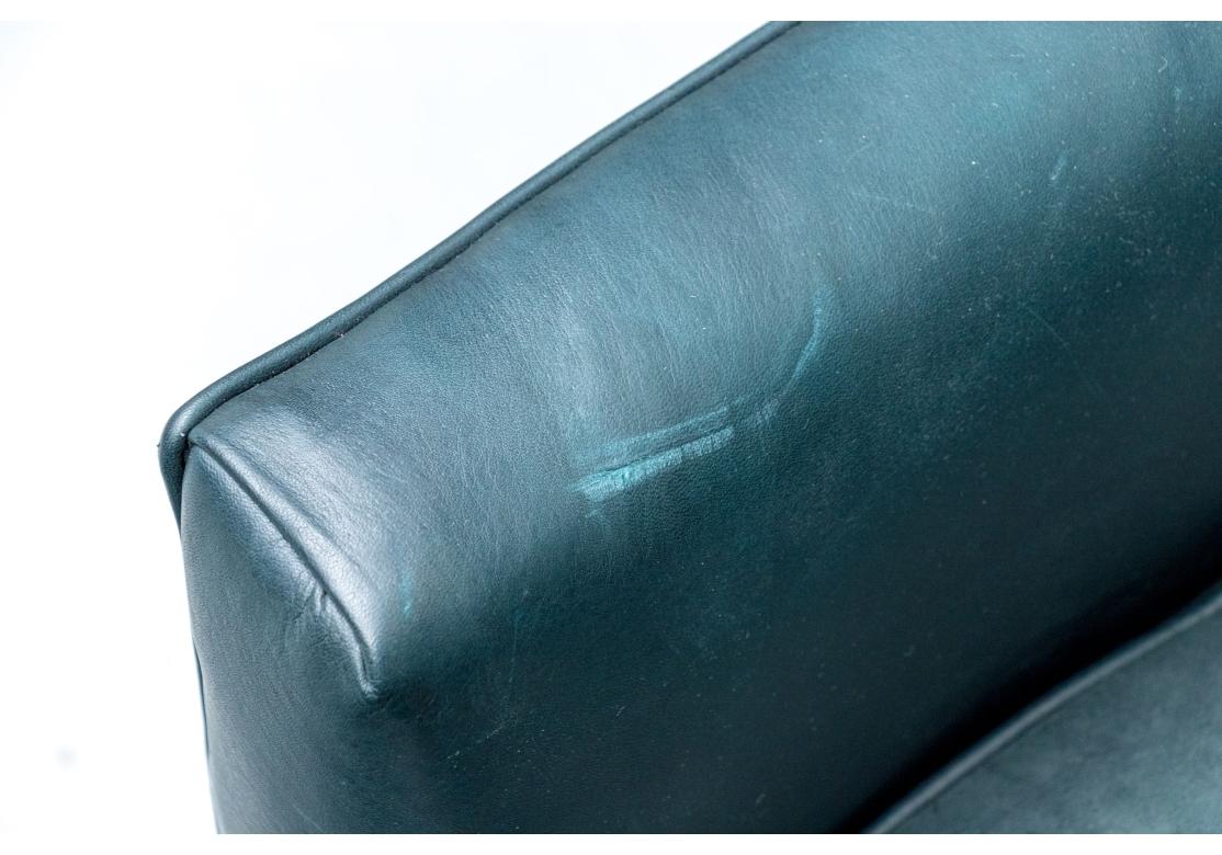 Paire de chaises longues pivotantes en cuir vert de Lee Industries en vente 6