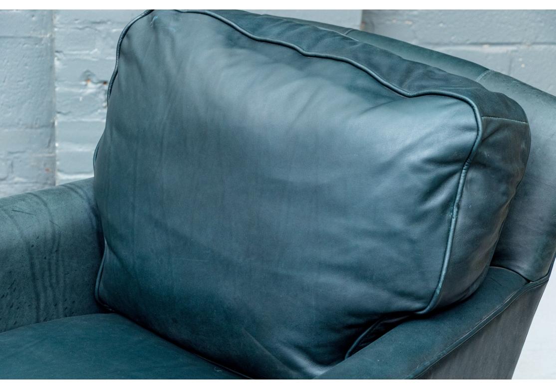 Paire de chaises longues pivotantes en cuir vert de Lee Industries en vente 7