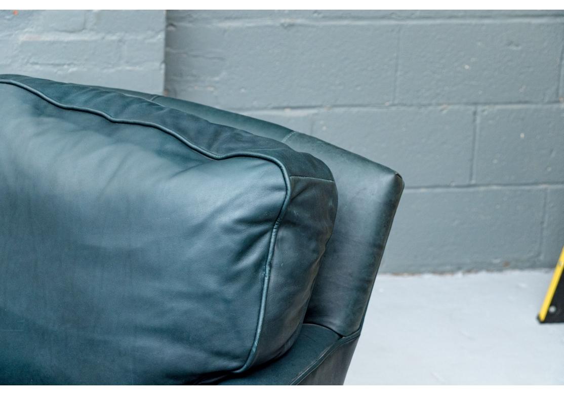 Américain Paire de chaises longues pivotantes en cuir vert de Lee Industries en vente