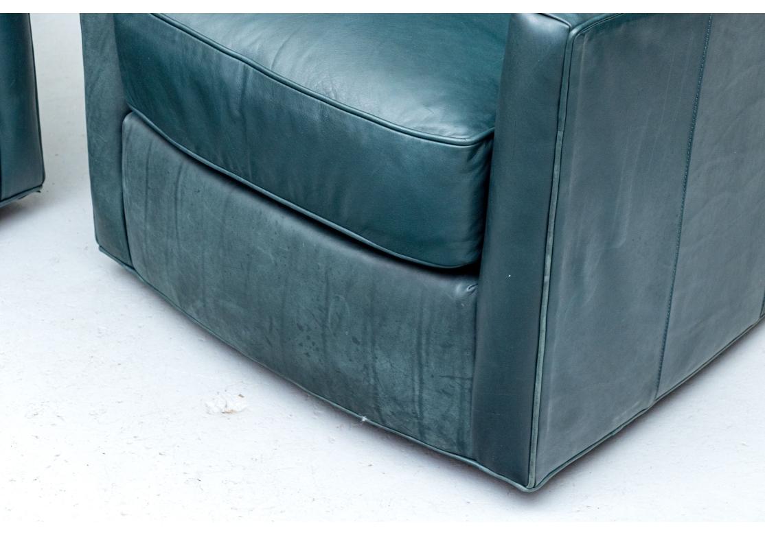 Paire de chaises longues pivotantes en cuir vert de Lee Industries État moyen - En vente à Bridgeport, CT