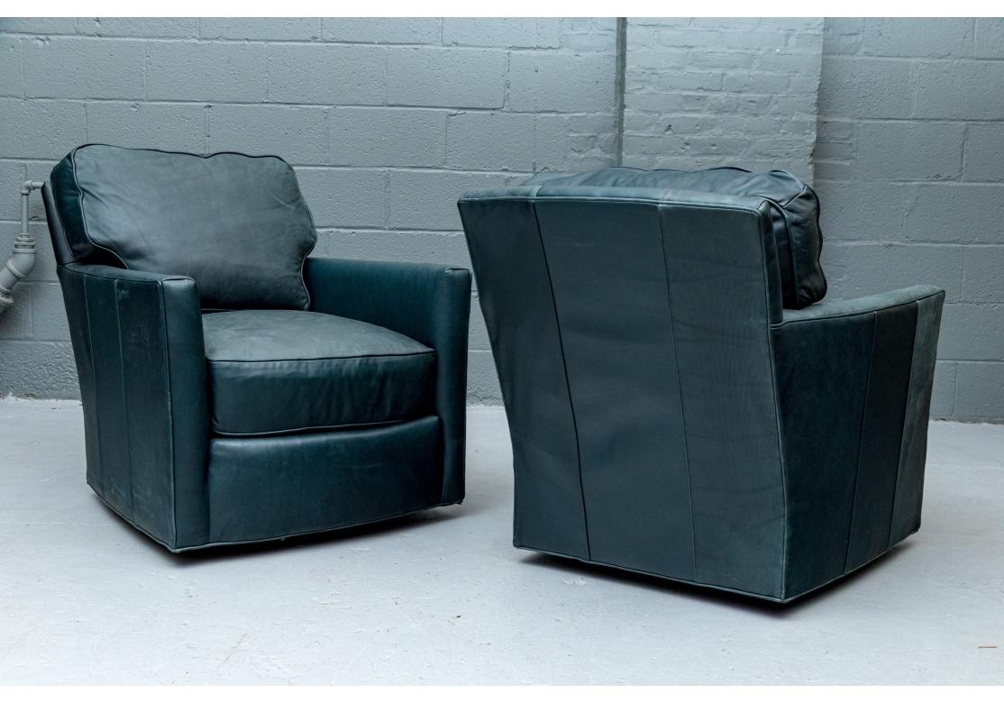 Cuir Paire de chaises longues pivotantes en cuir vert de Lee Industries en vente