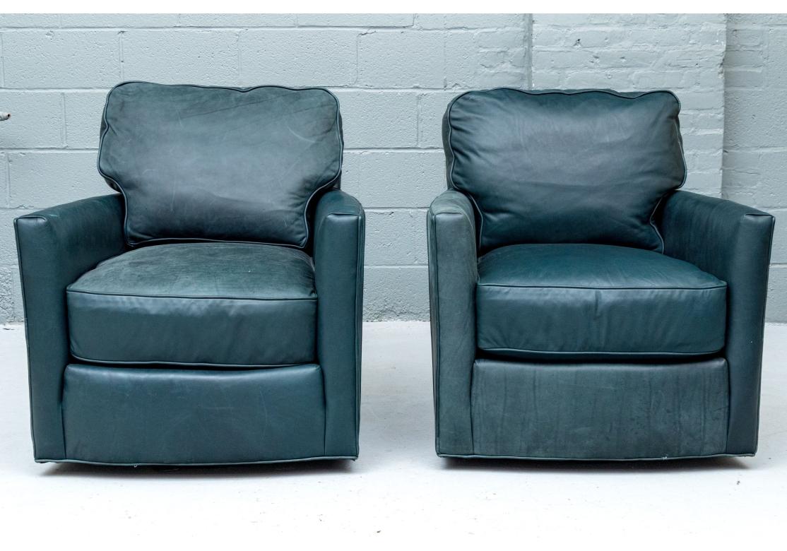 Paire de chaises longues pivotantes en cuir vert de Lee Industries en vente 1