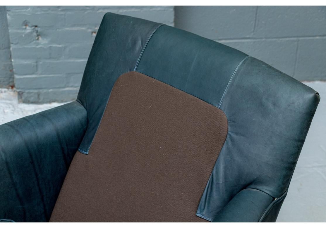 Paire de chaises longues pivotantes en cuir vert de Lee Industries en vente 2