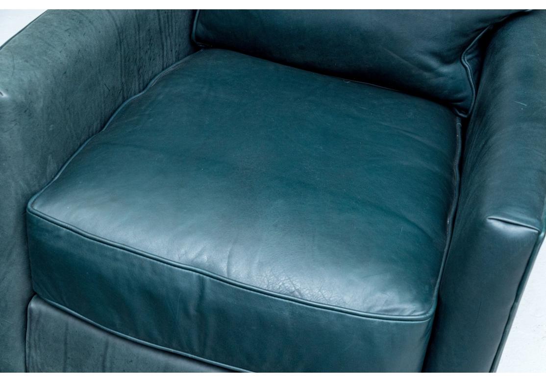 Paire de chaises longues pivotantes en cuir vert de Lee Industries en vente 3