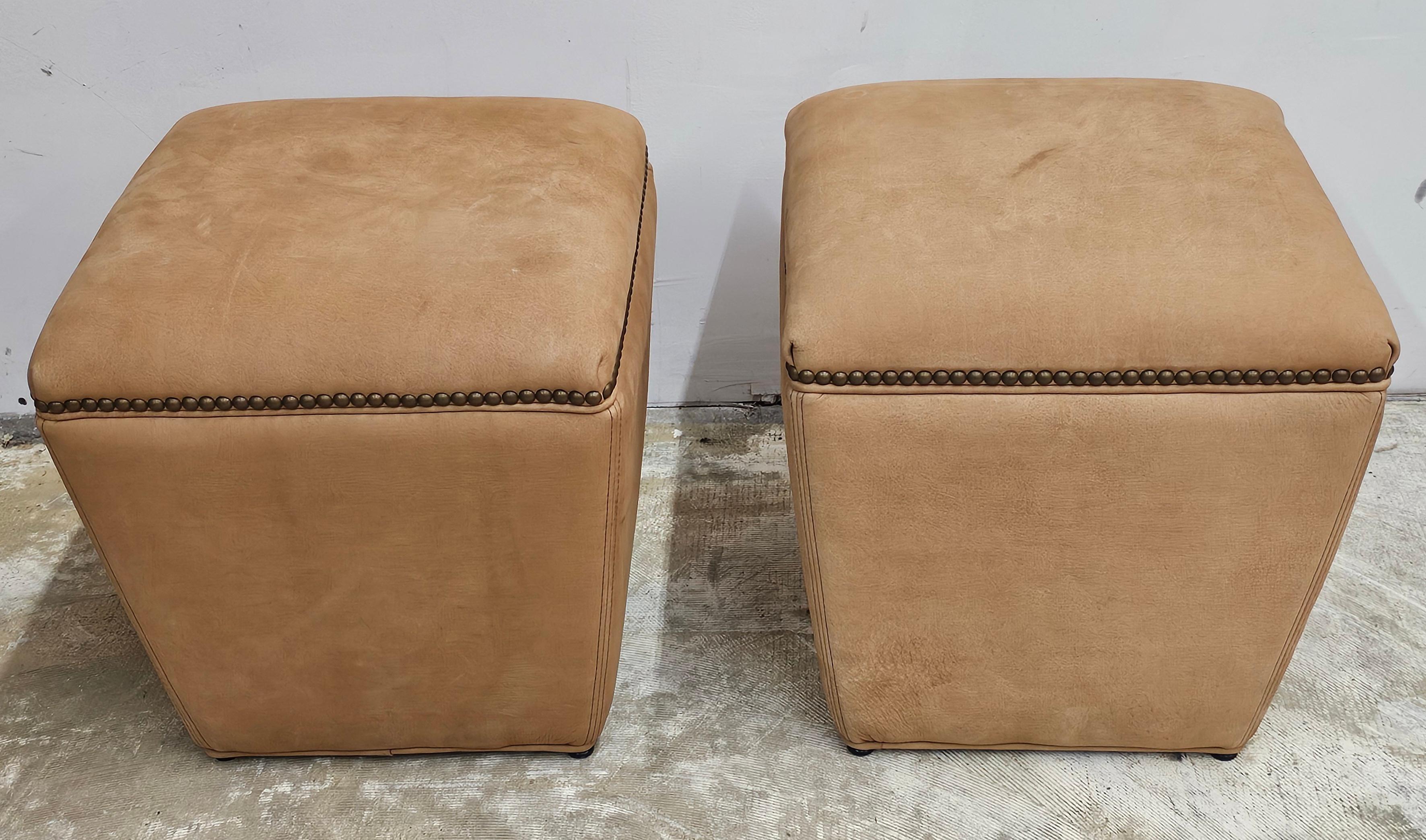 Paire d'ottomans en cuir rembourrés et cloutés de Lee Industries . Mesure 16