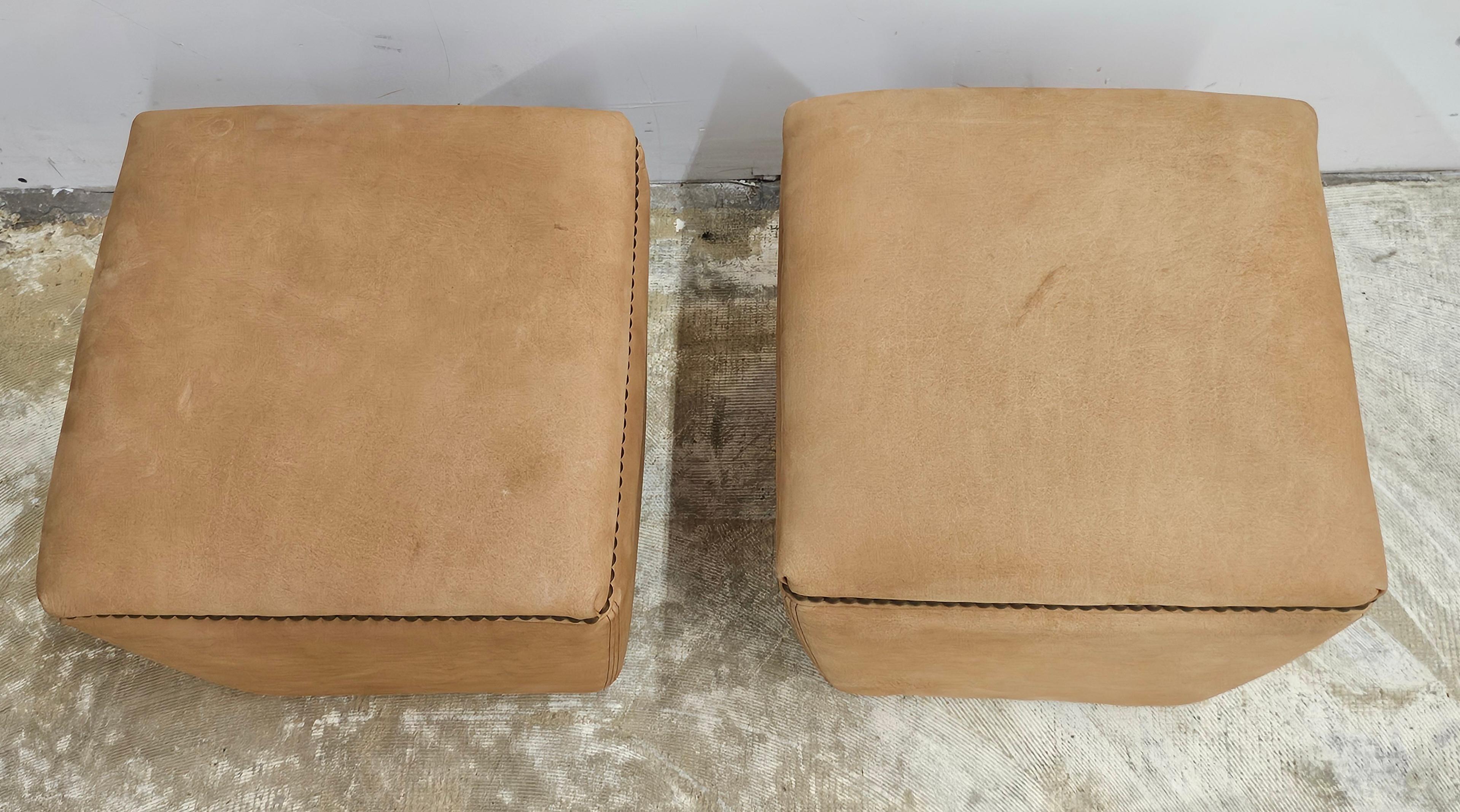 Arts and Crafts Paire d'ottomans Lee Industries tapissés de cuir et cloutés de clous en vente