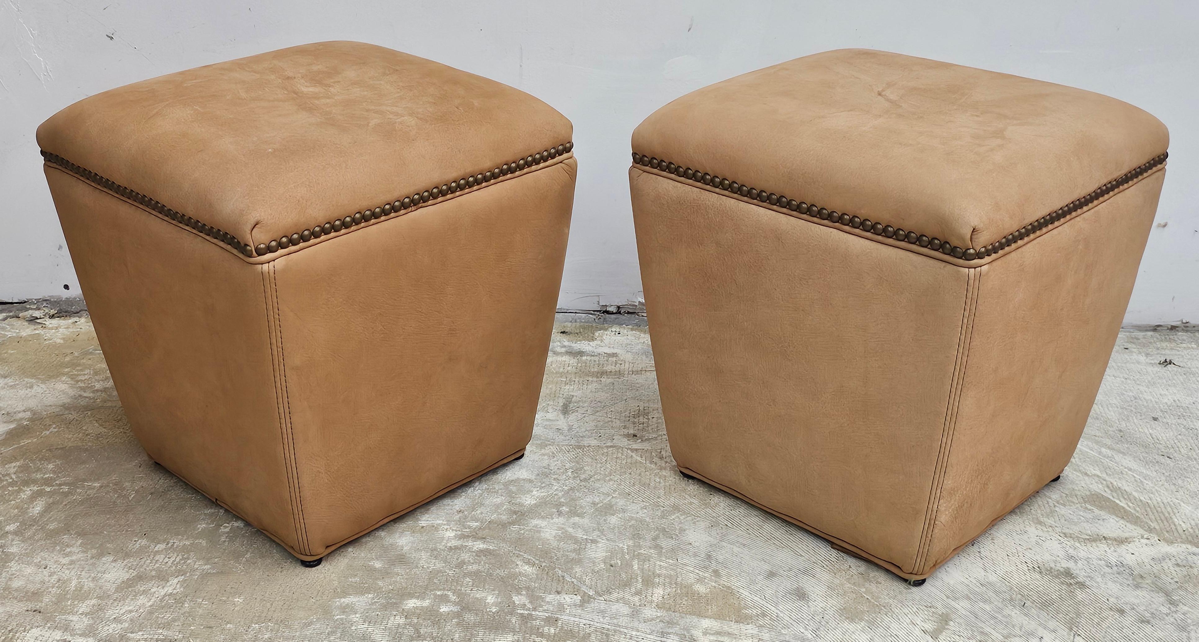 Américain Paire d'ottomans Lee Industries tapissés de cuir et cloutés de clous en vente