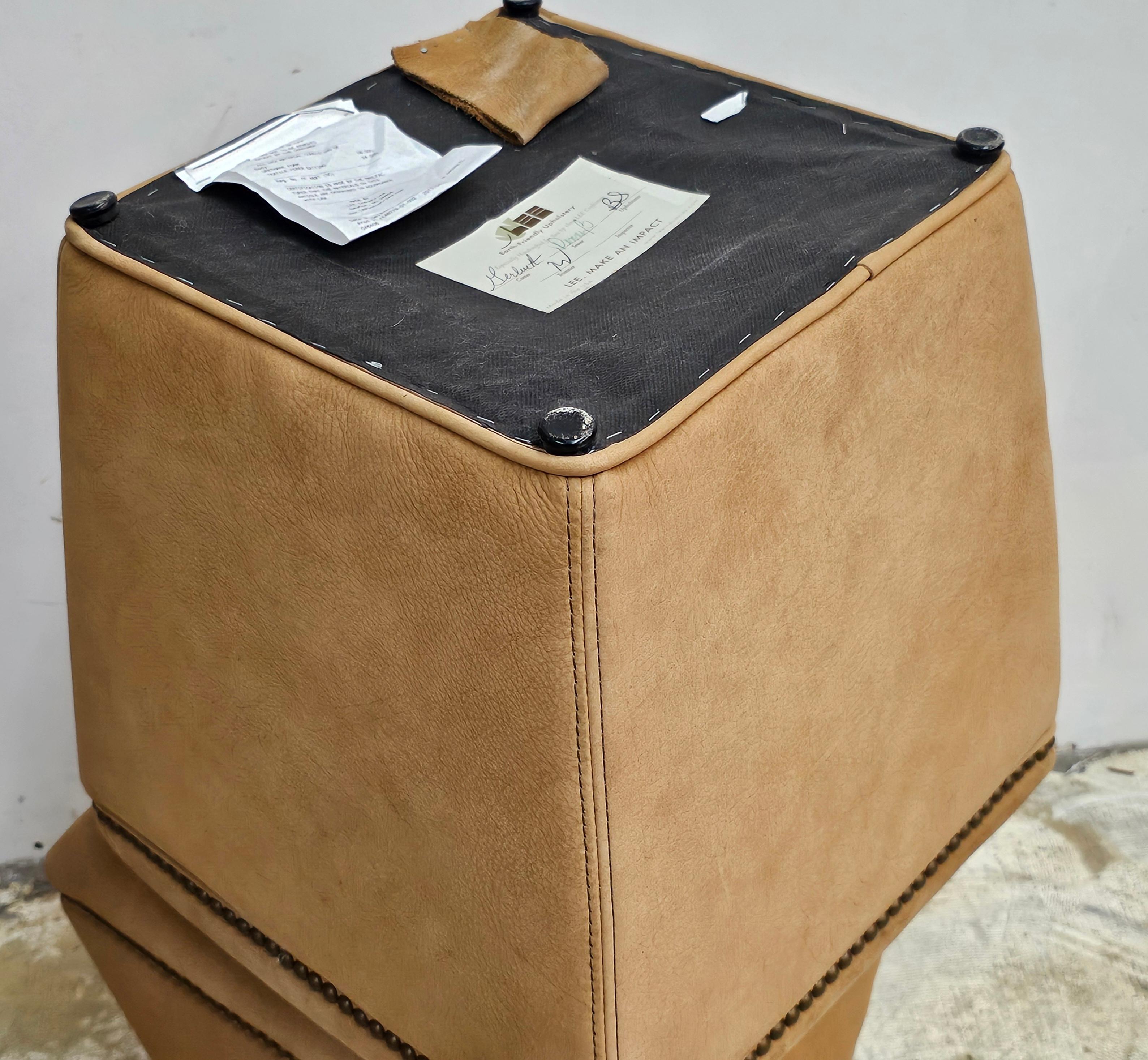 20ième siècle Paire d'ottomans Lee Industries tapissés de cuir et cloutés de clous en vente