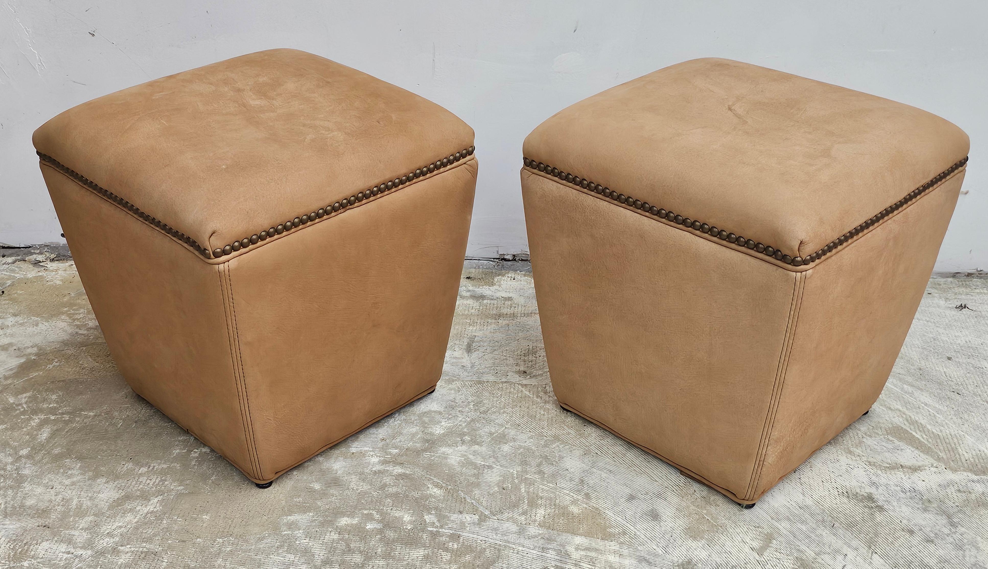 Cuir Paire d'ottomans Lee Industries tapissés de cuir et cloutés de clous en vente