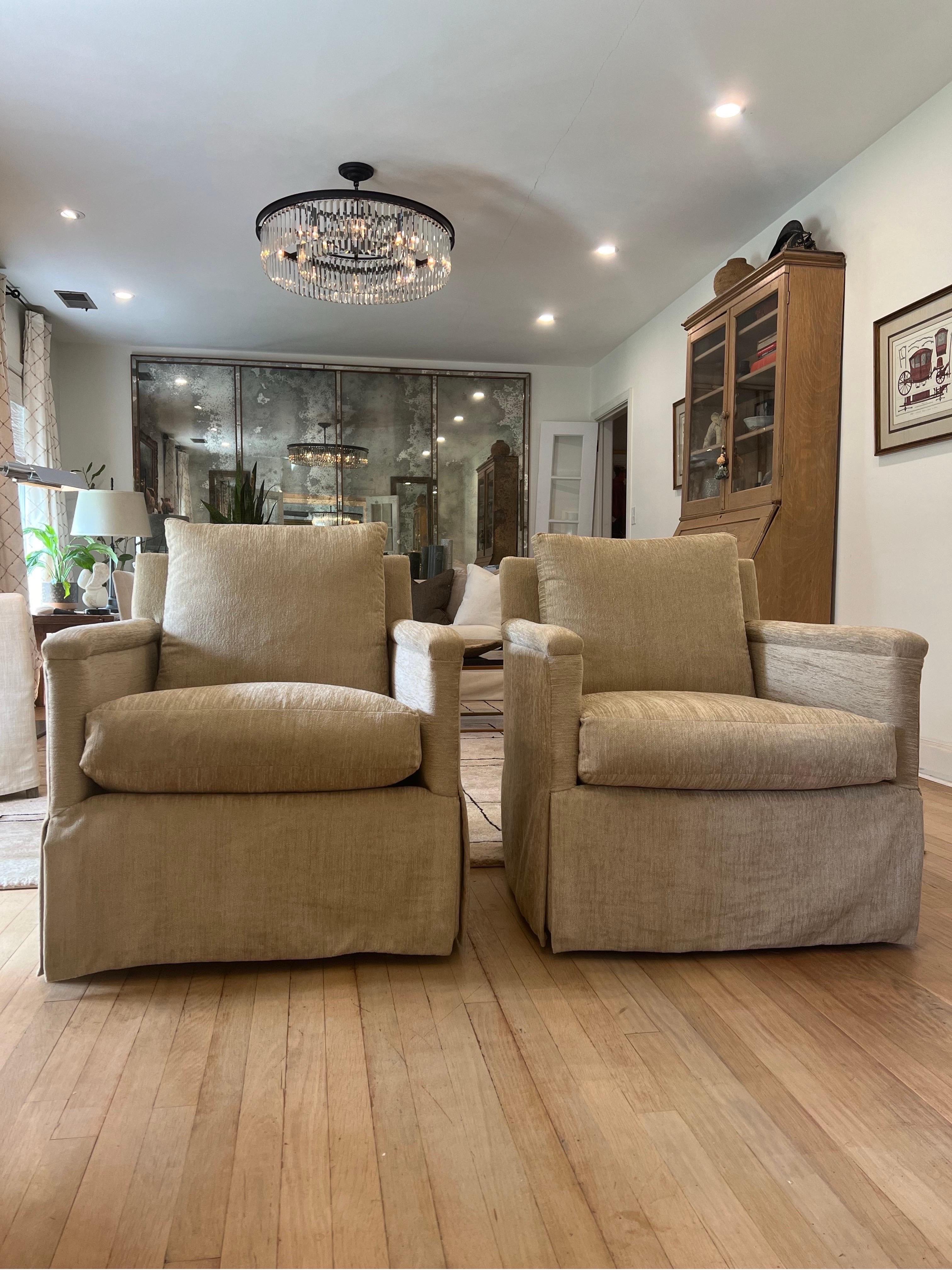 Superbe paire de fauteuils pivotants rembourrés Lee Industries. 

Revêtement neutre tan/or avec coussins d'assise enveloppés de duvet d'oie et coussins de dossier en 100% duvet de canard.  

La jupe présente des lignes épurées/modernes, ce qui lui
