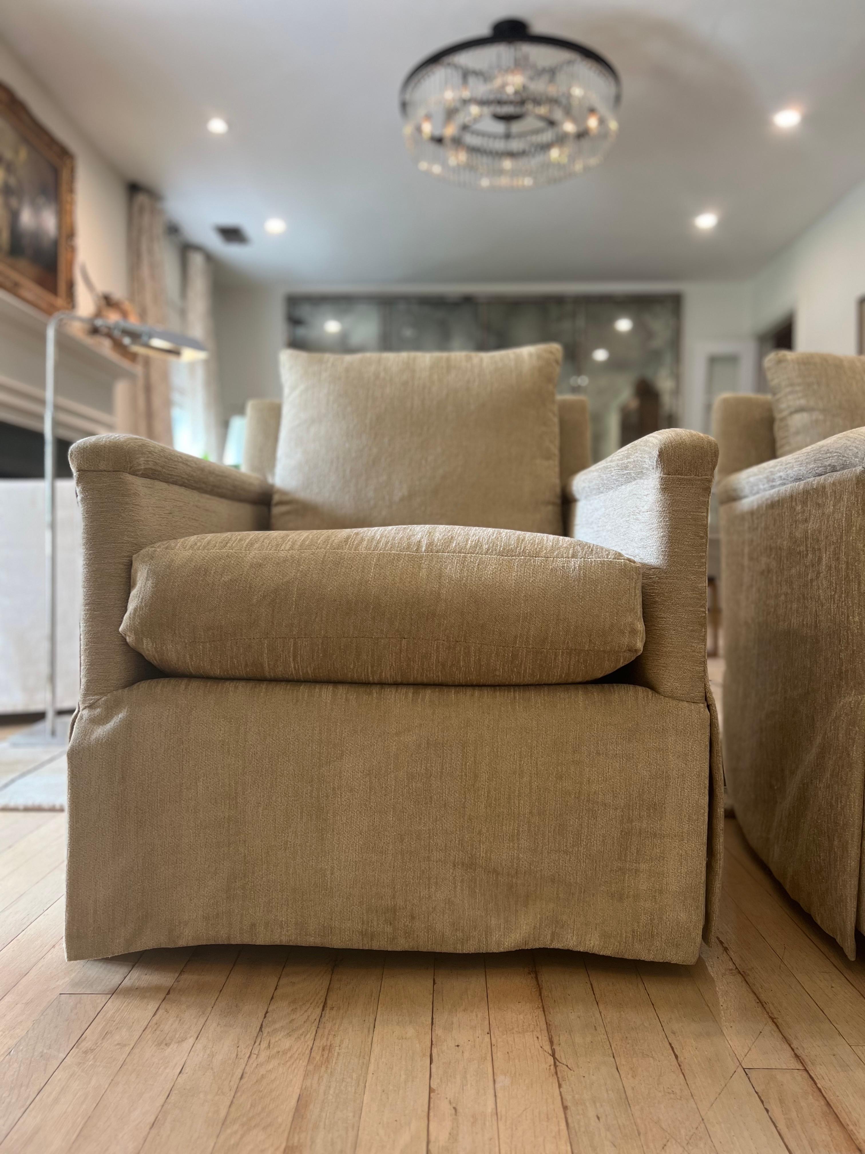 Paire de fauteuils pivotants à jupe Lee Industries - Chenille or/brun clair Bon état - En vente à Los Angeles, CA