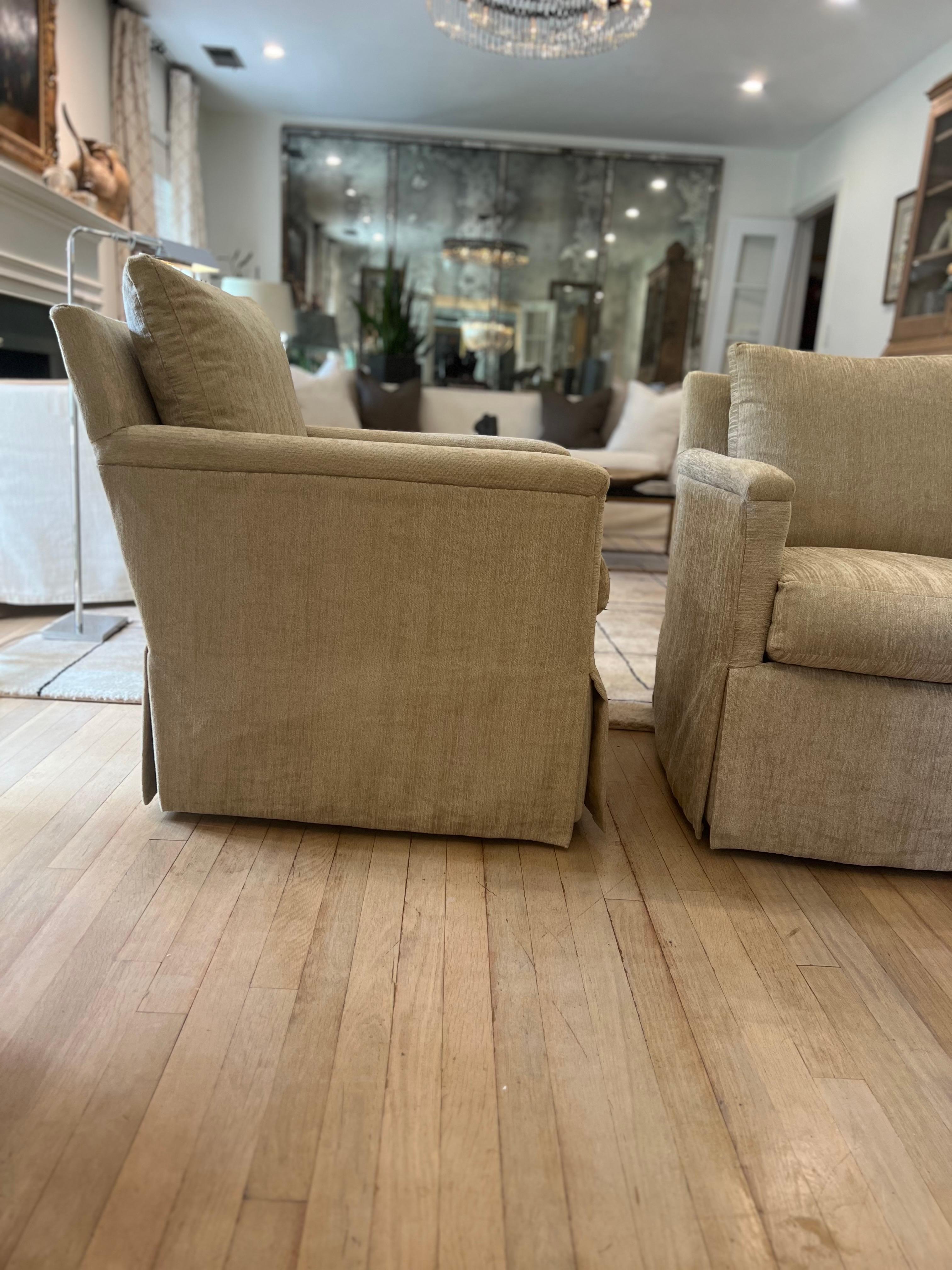 XXIe siècle et contemporain Paire de fauteuils pivotants à jupe Lee Industries - Chenille or/brun clair en vente