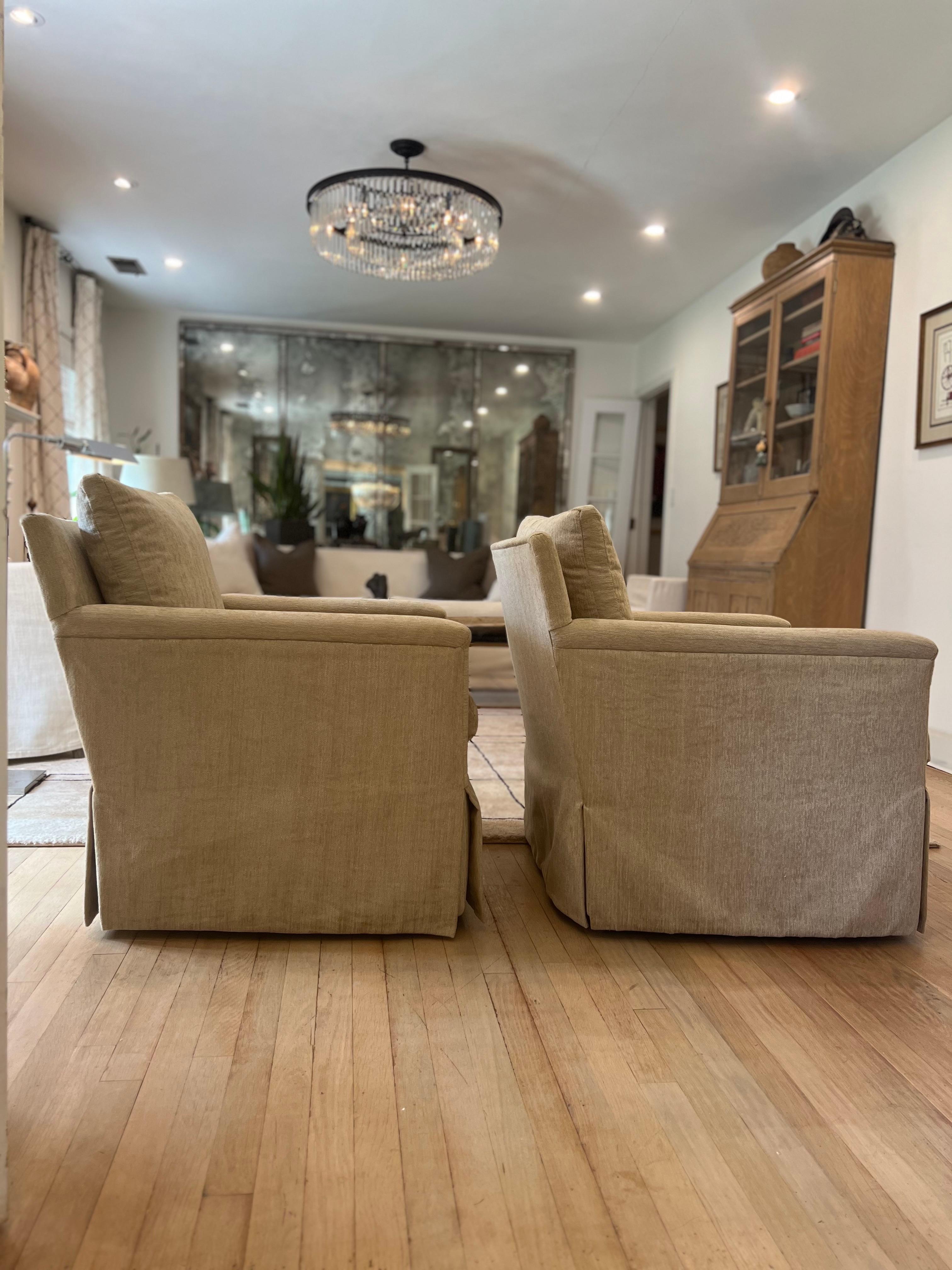Paire de fauteuils pivotants à jupe Lee Industries - Chenille or/brun clair en vente 1