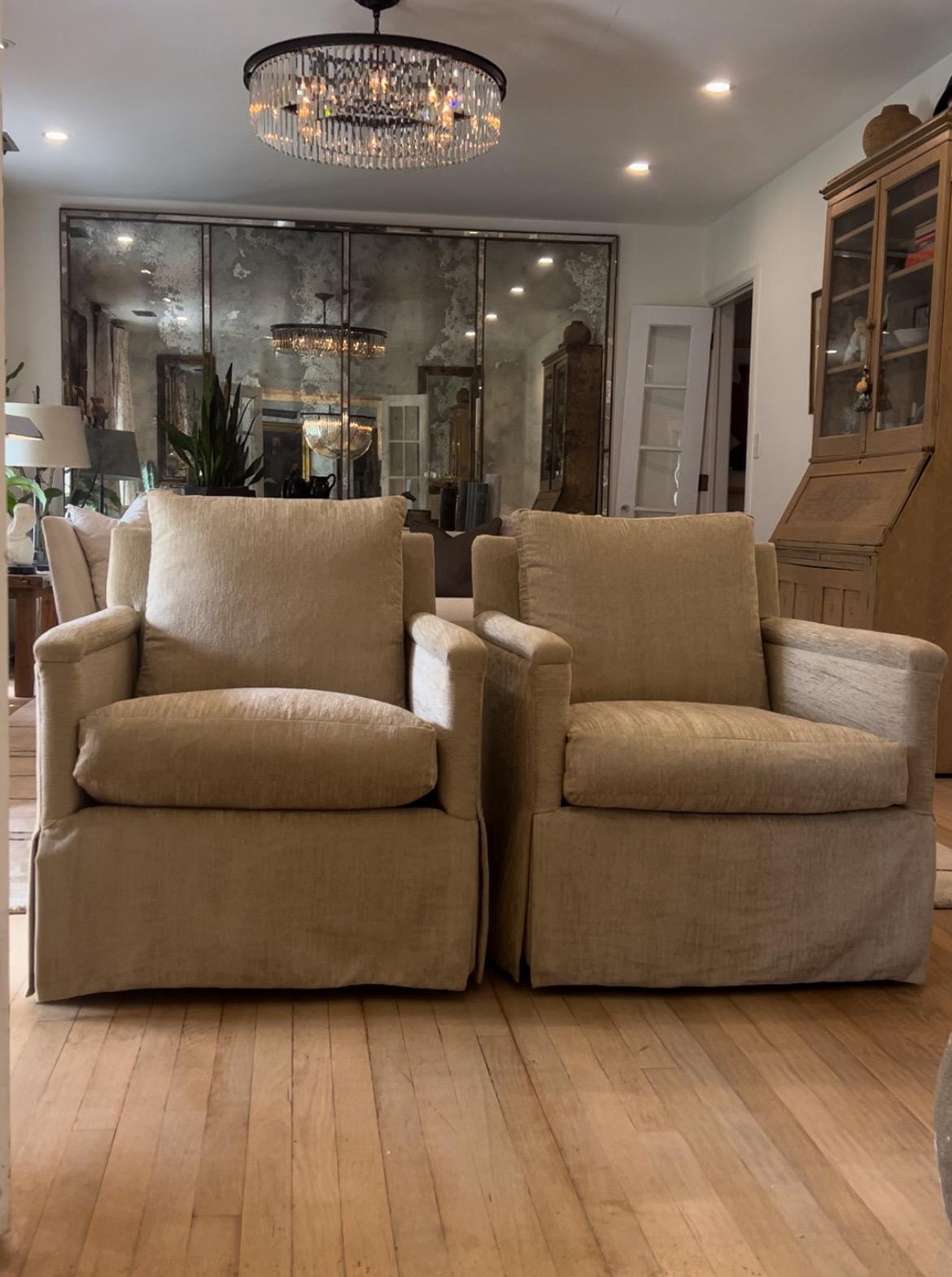 Paire de fauteuils pivotants à jupe Lee Industries - Chenille or/brun clair en vente 2
