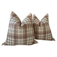 Coppia di cuscini Lee Jofa per Kravet "Nevis" in colore antico con imbottitura in piuma d'oca