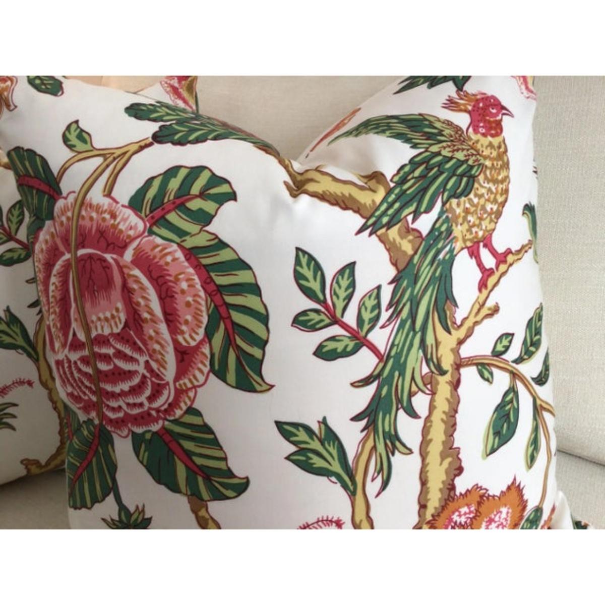 Pareja de almohadas Lee Jofa Jacobea en rojo, verde y dorado 22