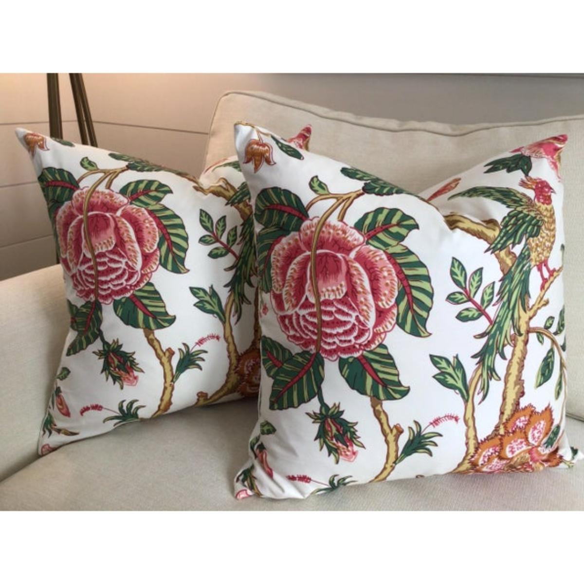 Pareja de almohadas Lee Jofa Jacobea en rojo, verde y dorado 22