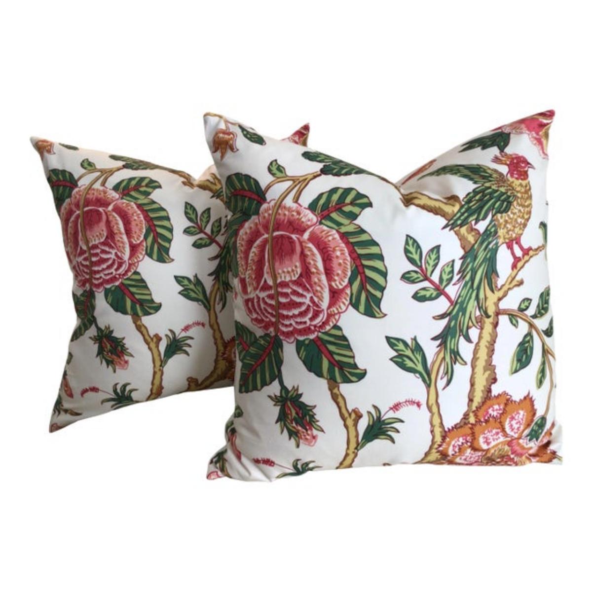 Pareja de almohadas Lee Jofa Jacobea en rojo, verde y dorado 22" rellenas de plumón en venta