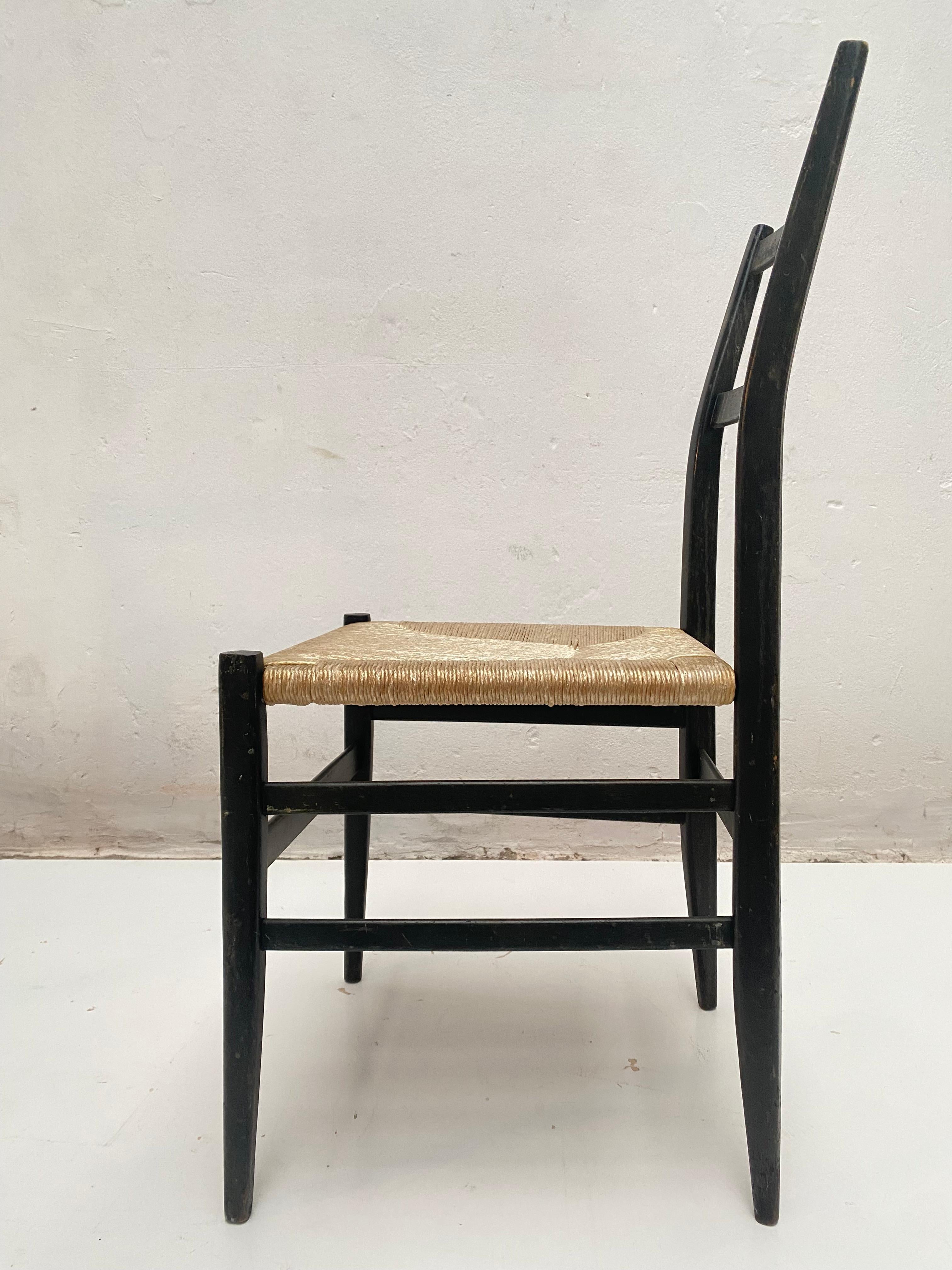 Paar Leggera-Esszimmerstühle aus schwarz ebonisiertem Holz von Gio Ponti, Italien, 1950er Jahre (Moderne der Mitte des Jahrhunderts) im Angebot