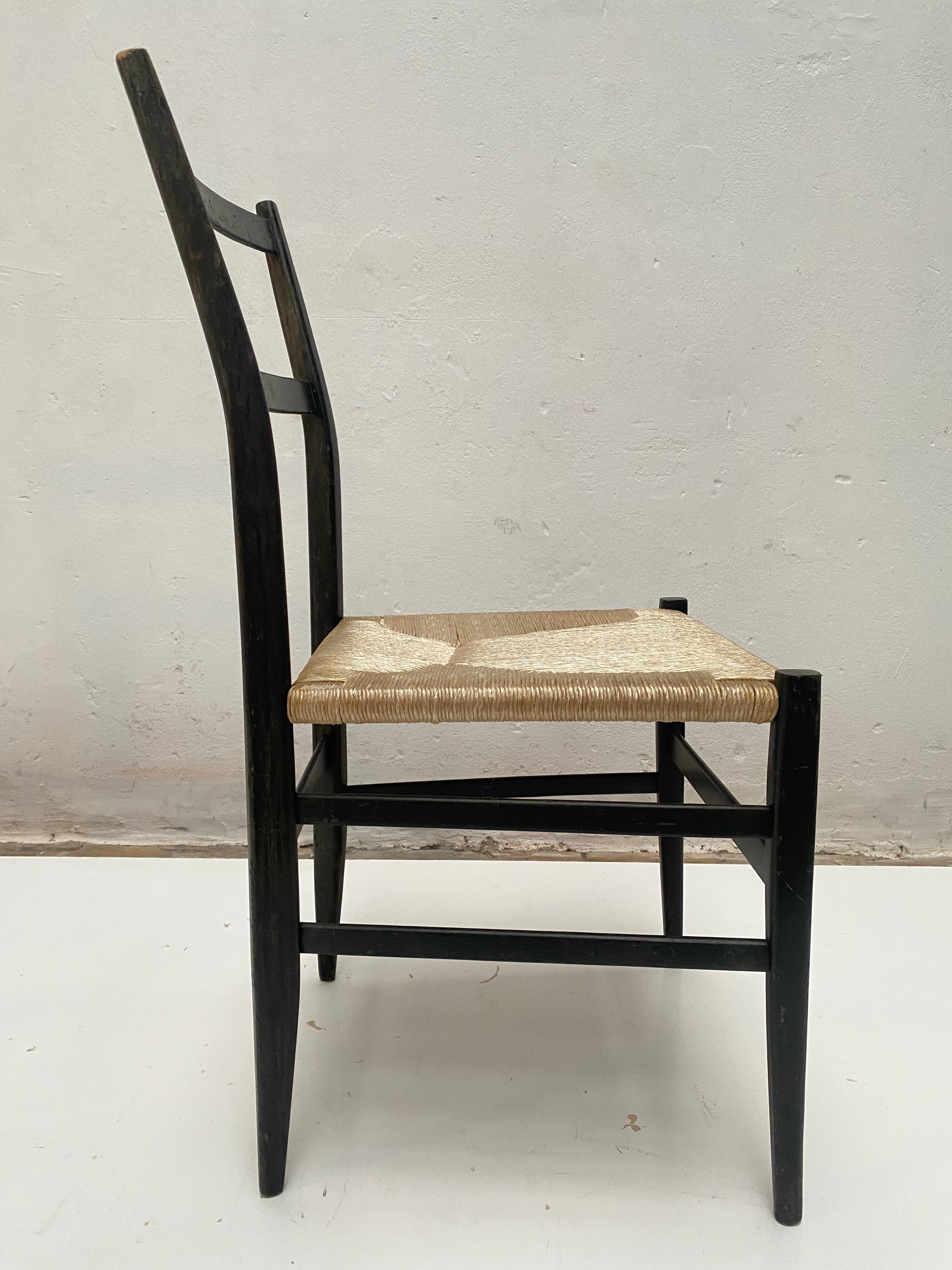 Pair of Leggera Black Ebonized Wooden Dining Chairs by Gio Ponti, Italy, 1950s In Good Condition For Sale In bergen op zoom, NL