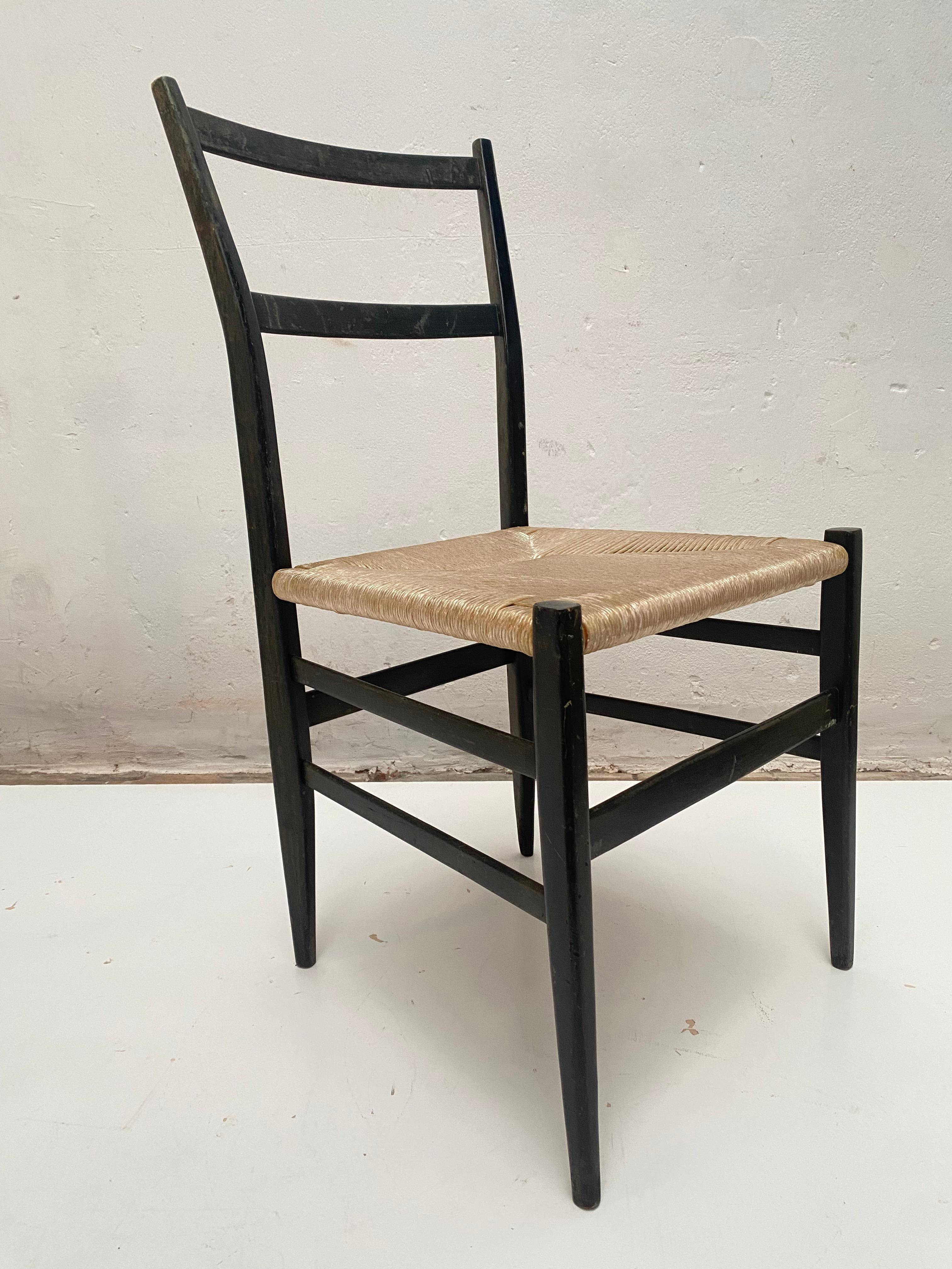 Paire de chaises de salle à manger en bois ébonisé noir Leggera par Gio Ponti, Italie, années 1950 en vente 1
